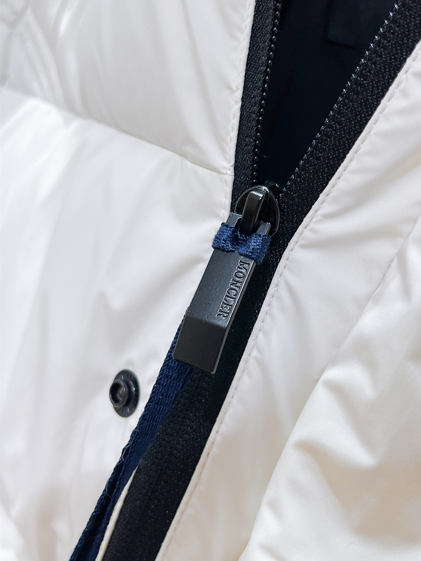 P470  蒙口  moncler  2025秋冬新款连帽羽绒服外套，爆款来袭，高版本。内充90绒，蓬松又保暖，品相超级好。进口防风防雨面料，软糯亲肤，抗皱不沾灰，立挺有型，时尚绝绝子；奢华有型，辨识度极高；一眼就能看到的好品质。男女同款。适合凹各种造型，内搭随意，时尚感爆棚。码数 1-5