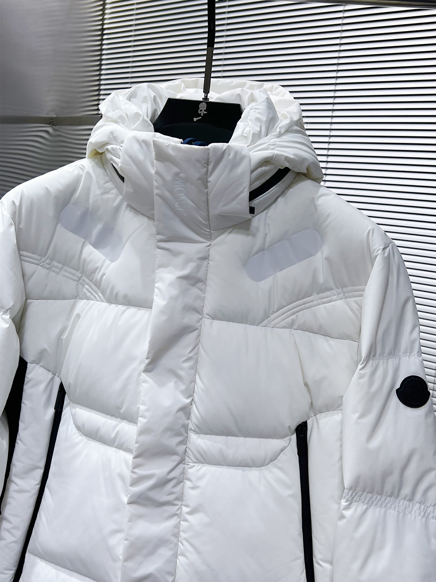 P470  蒙口  moncler  2025秋冬新款连帽羽绒服外套，爆款来袭，高版本。内充90绒，蓬松又保暖，品相超级好。进口防风防雨面料，软糯亲肤，抗皱不沾灰，立挺有型，时尚绝绝子；奢华有型，辨识度极高；一眼就能看到的好品质。男女同款。适合凹各种造型，内搭随意，时尚感爆棚。码数 1-5