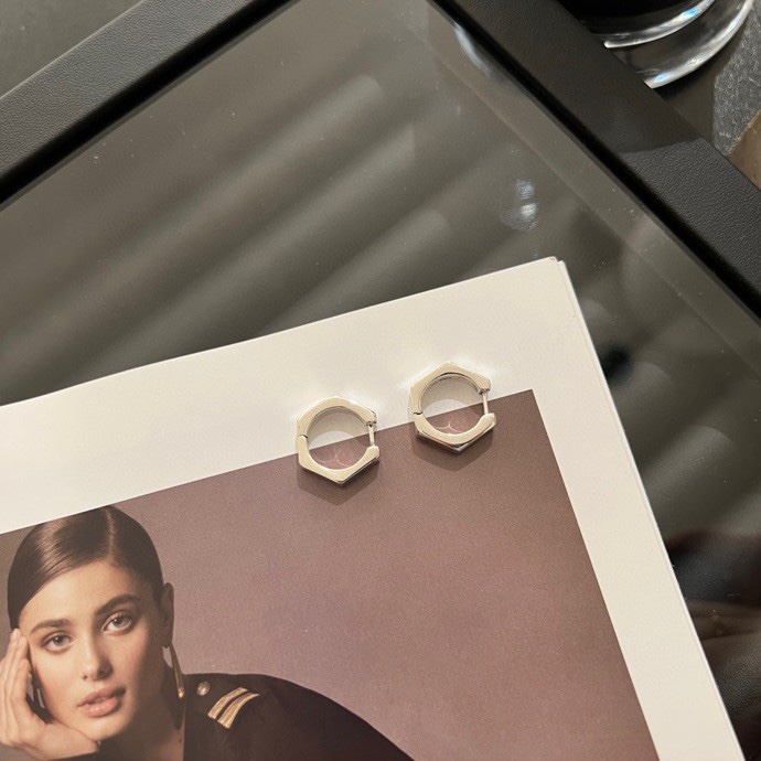 NO:102060,Gucci Gucci 925 sterling silver trademark engraved earrings, Gucci stud earrings, gucci, gucci, earrings, pure silver19860909Gucci古驰925纯银商标刻花耳环,古驰耳钉,gucci,gucci,earrings,pure silver,Jewelry