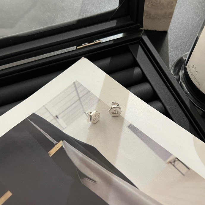NO:359818,Gucci sterling silver trademark engraved earrings, Gucci stud earrings, gucci, gucci, earrings, pure silver19860909Gucci古驰纯银商标刻花耳环,古驰耳钉,gucci,gucci,earrings,pure silver,Jewelry