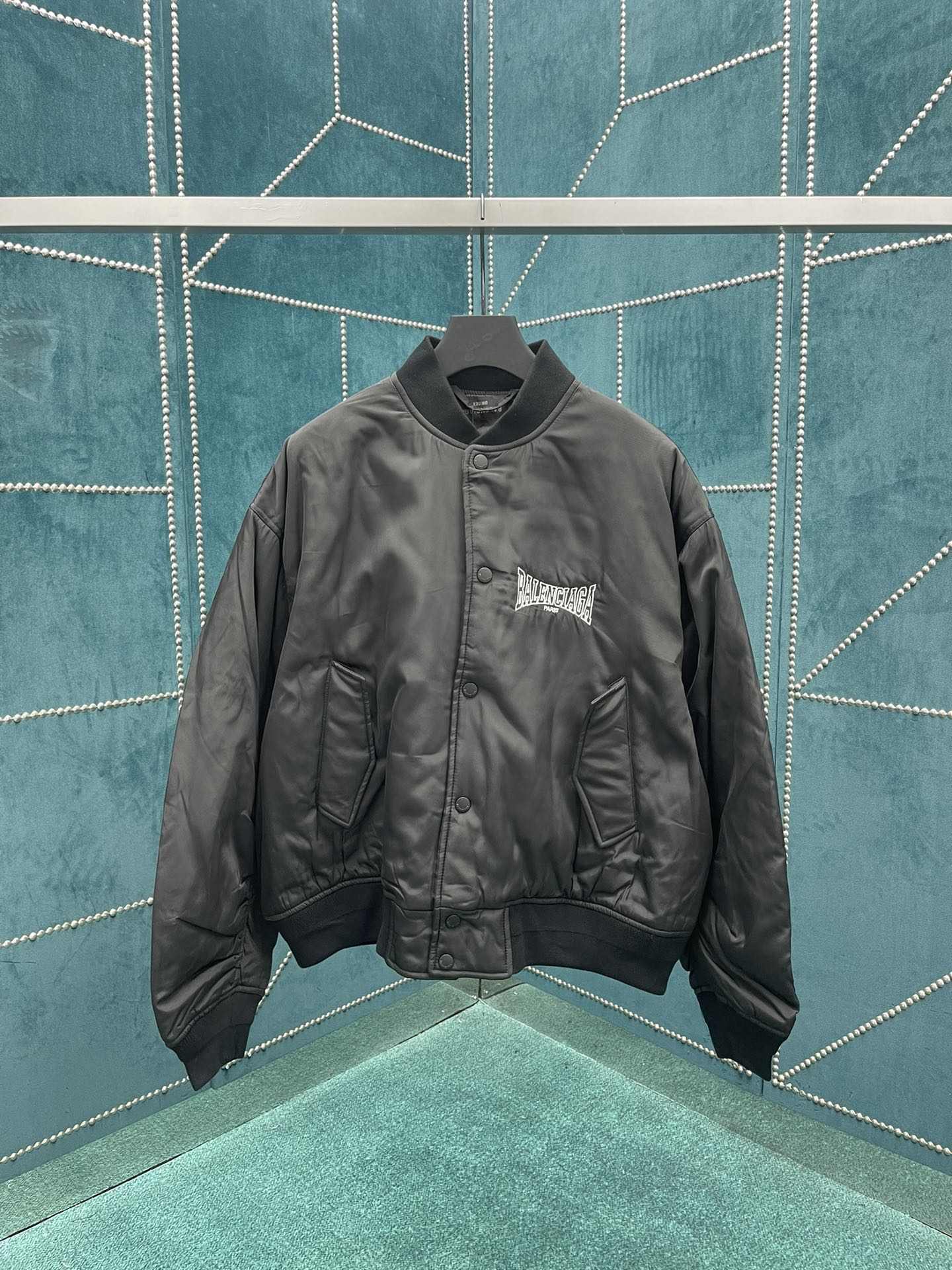 NO:512962,Paris's new black nylon jacket, with 2 snap-button flip pockets on the front, ribbed trim, and embroidered with Balenciaga boxing artwork on the chest and back! Same style for men and women!  Code count XXS.XS.S.M.,,balenciaga,jackets & coats,alexander wang19860909巴黎新款黑色尼龙夹克, 正面设计有2个按扣翻盖口袋,罗纹饰边,胸部和背面饰以Balenciaga boxing艺术作品刺绣!男女同款！ 码数XXS.XS.S.M.,,balenciaga,jackets & coats,alexander wang,Men's clothing