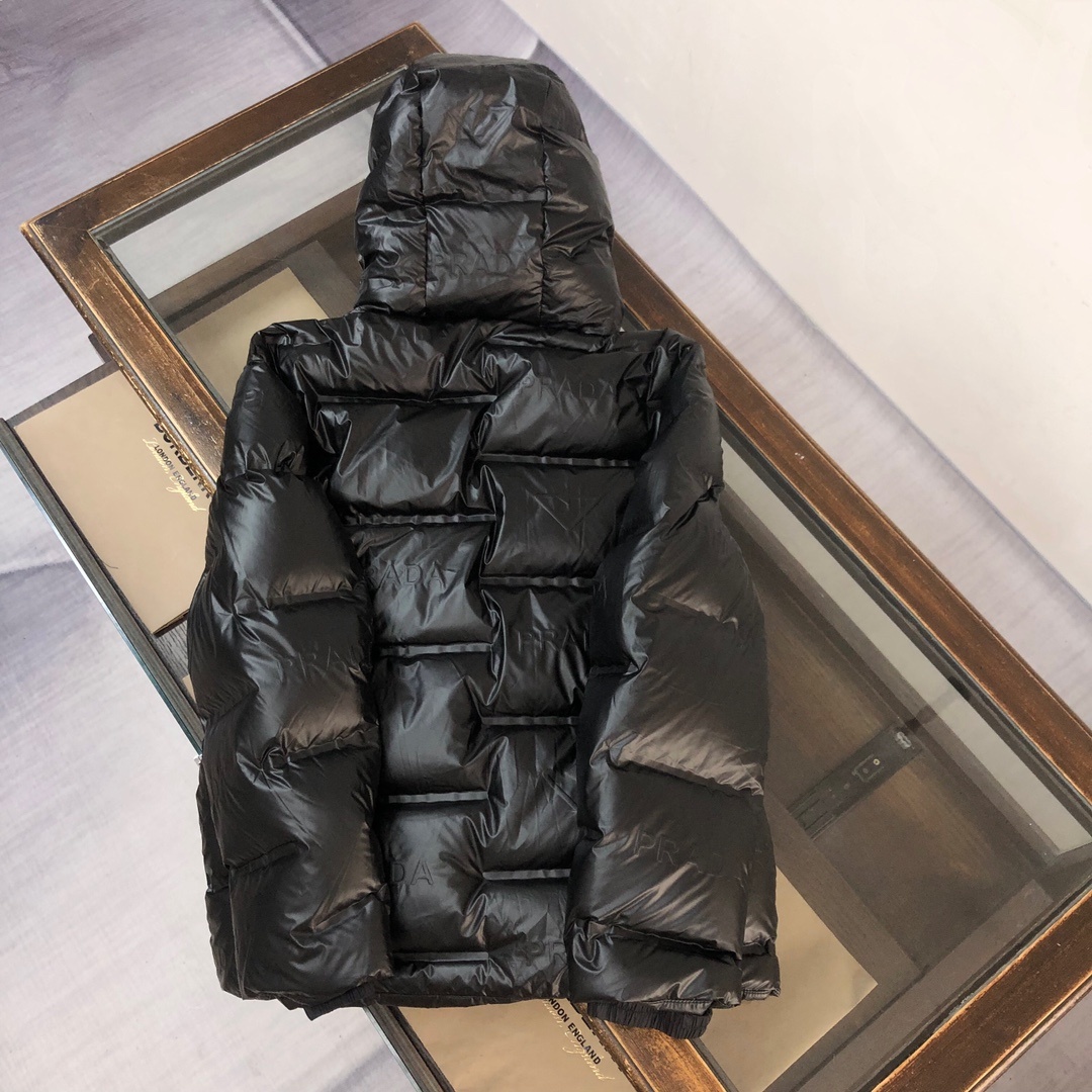 主推款🔥🔥PRADA 普拉达 2025秋冬最新独家定制款羽绒服!!衣身刻满品牌独特字母logo设计😎甄选