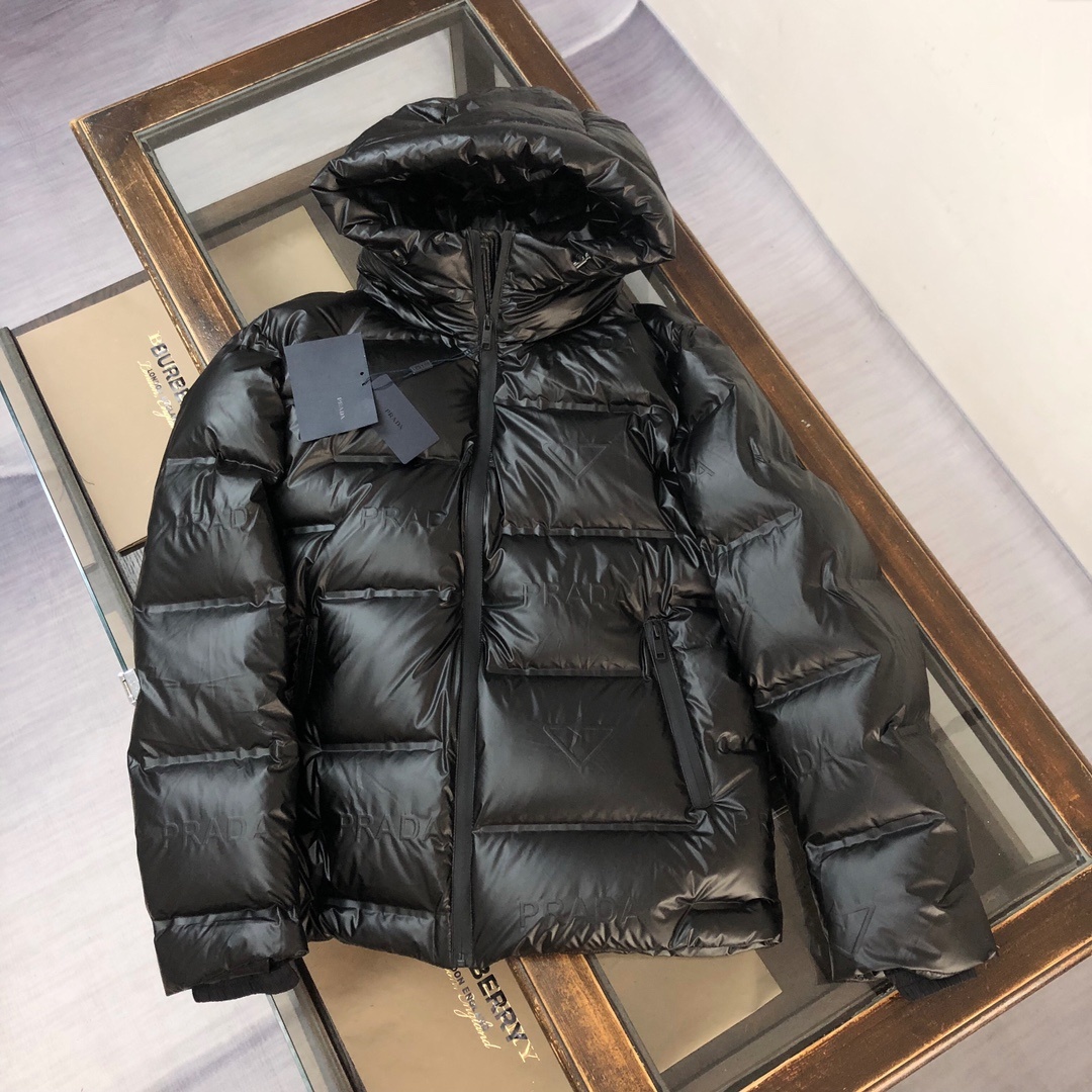 主推款🔥🔥PRADA 普拉达 2025秋冬最新独家定制款羽绒服!!衣身刻满品牌独特字母logo设计😎甄选