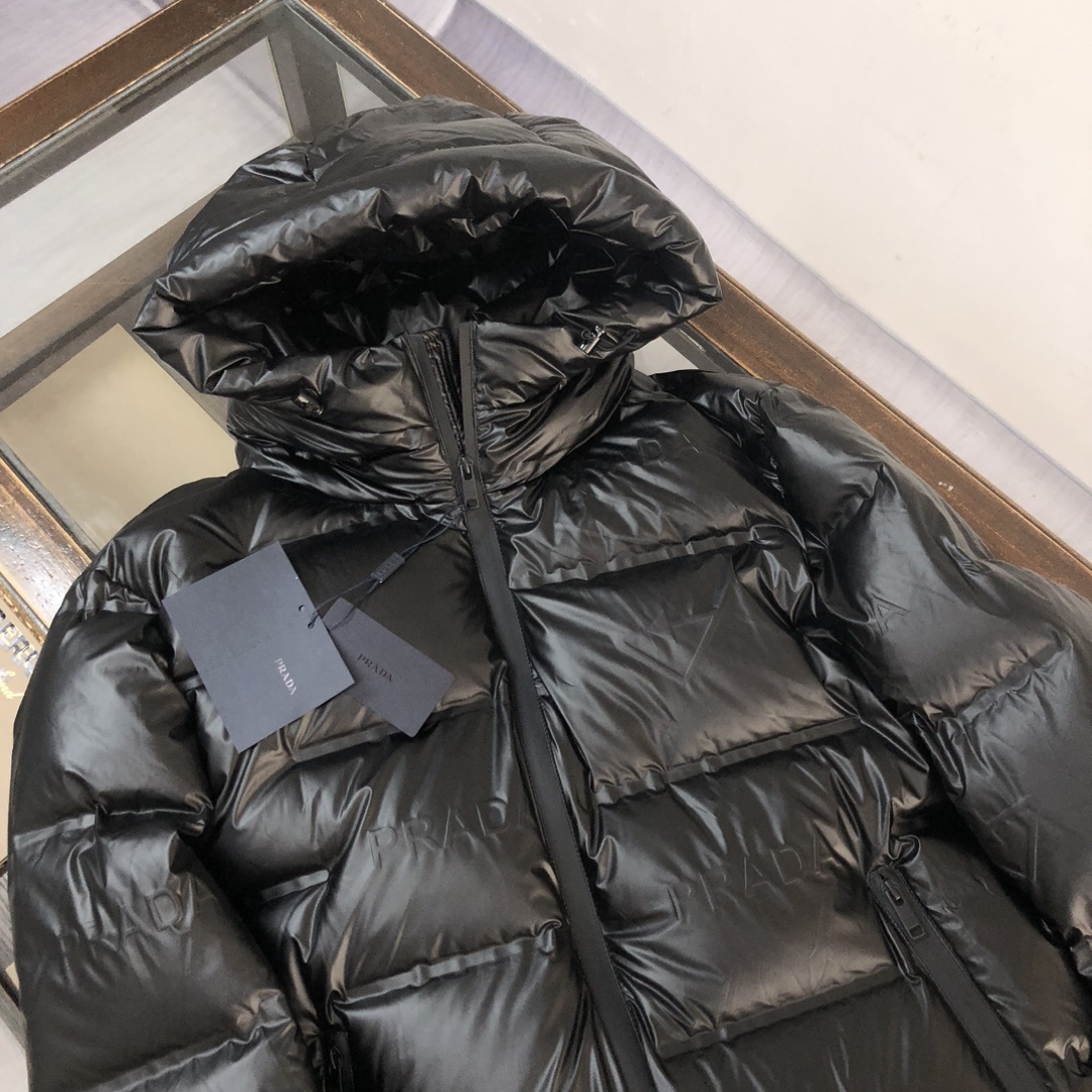 主推款🔥🔥PRADA 普拉达 2025秋冬最新独家定制款羽绒服!!衣身刻满品牌独特字母logo设计😎甄选