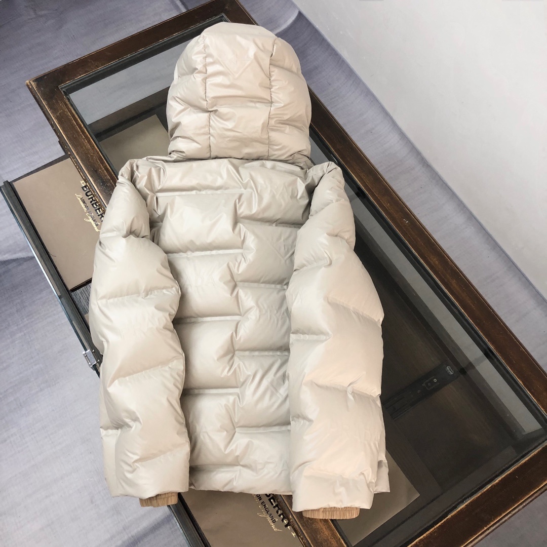 主推款🔥🔥PRADA 普拉达 2025秋冬最新独家定制款羽绒服!!衣身刻满品牌独特字母logo设计😎甄选