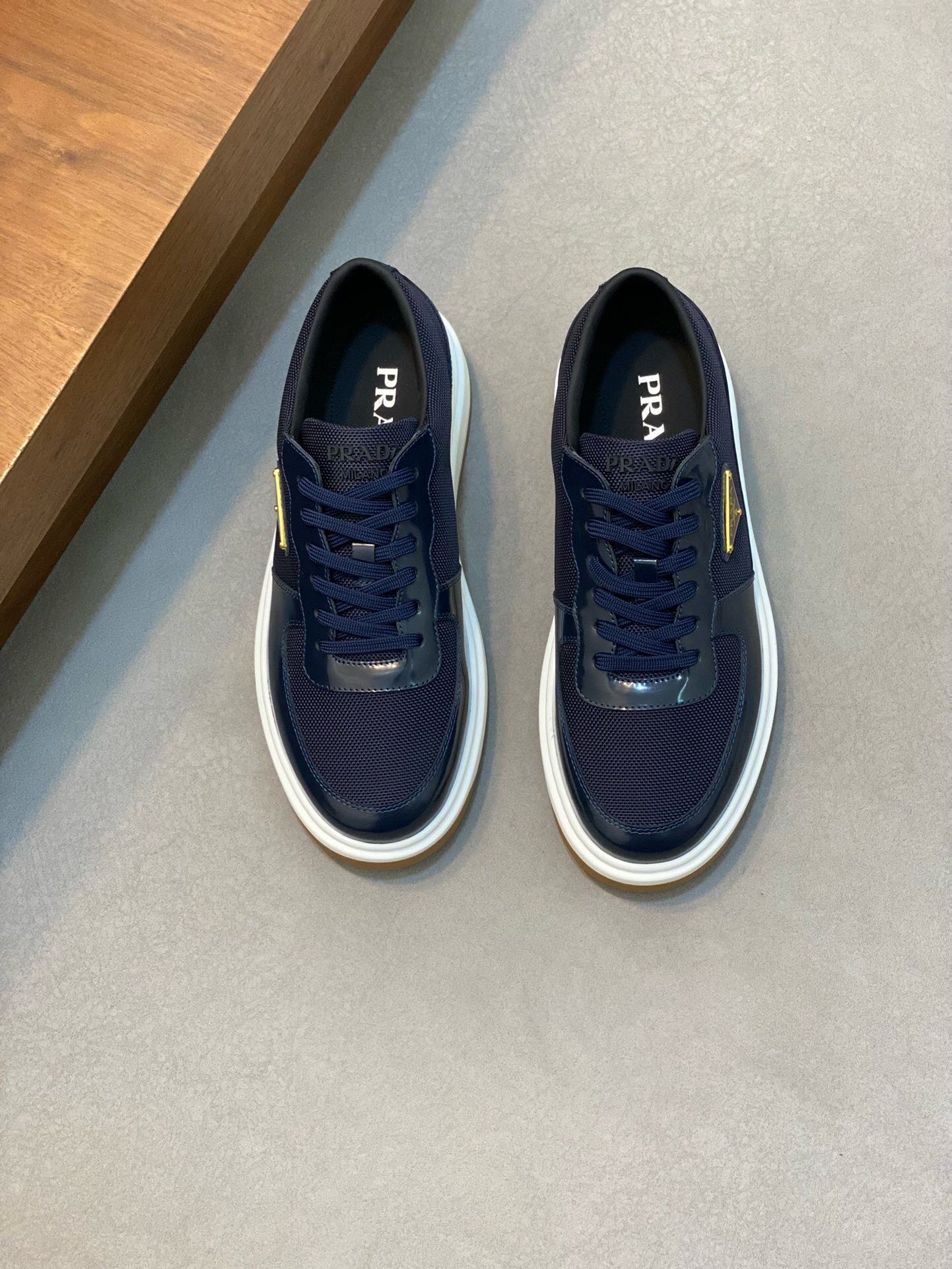 NO:620504,Brand PRADA color original color matching code number 38-44 customized 45 price material Prada new product original single low-top casual slip-on shoes!  The upper is made of original soft cowhide with Prada logo cowhide lining. The cowhide foot pads are original molded outsoles. High quality is worth owning. Prada, prada, prada, cowhide19860909品牌PRADA 颜色原版配色 码数38-44定做45 价格 材质普拉达新品原单货低帮 休闲套脚鞋！鞋面采用原版柔软牛皮 搭配普拉达标识牛皮内里 牛皮垫脚原版开模大底、高品质值得拥有,普拉达,prada,prada,cowhide,Men's shoes