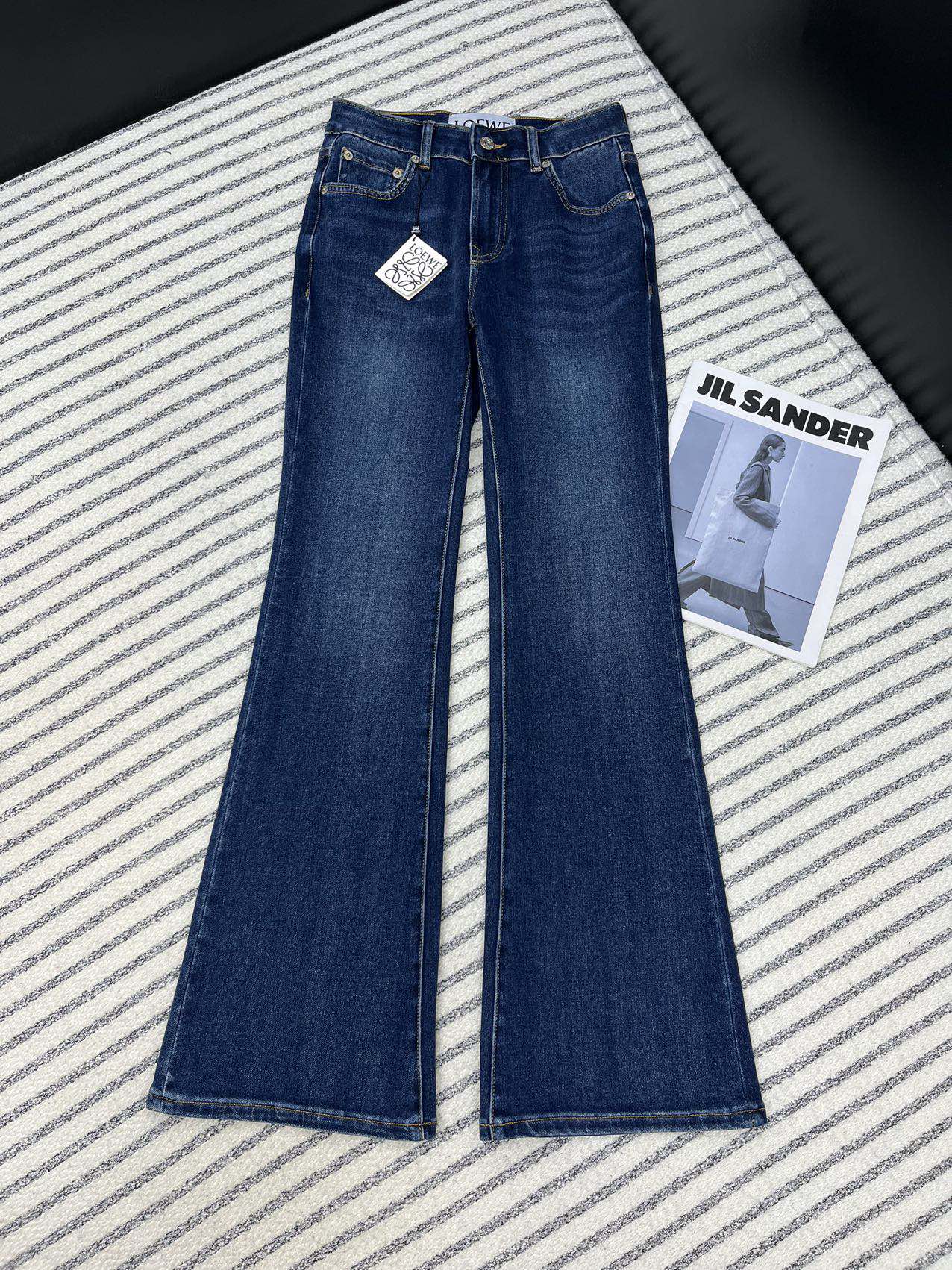 NO:331122,LOEW*24 Autumn and Winter LOEW*24 Back pocket contrasting towel embroidered decorative micro-flare jeans well-deserved long-legged pants. Just bring it with you any top. It will definitely add temperament. A slightly restrained small flicker design is both retro and fashionable. The upper body stands and looks pencil legs. Lifting the hips makes you look slim. It is versatile and worry-free. Two colors 26-27-28-29-30.,,loewe,jeans,alexander wang19860909LOEW*24秋冬 后袋撞色毛巾绣装饰微喇牛仔裤 当之无愧的长腿神裤 任何上衣只要带上它 妥妥的增加气质感 略带克制的小微喇设计 既复古又更时髦 上身立显铅笔腿 提臀显瘦 百搭无烦恼 两色26-27-28-29-30.,,loewe,jeans,alexander wang,Women's clothing