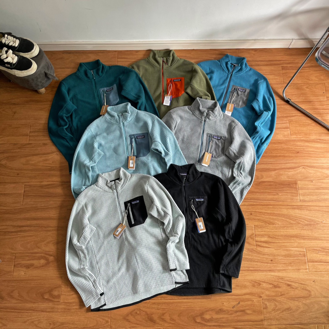 💰125
《纯原臻品 原厂跟单》Patagonia巴塔哥尼亚M's R1 Air Zip Neck户外保暖立领半拉链抓绒内胆套头衫40245

  -代工厂跟单出品 ，代购指定版本📃 原档案原数据开发版型。#40245

 -原包装原标🔍不值一提的一维码解析贴纸都是采购原厂， 欢迎对比某物诠释.

-Color：黑色/湖绿/军绿/荧光绿/浅白色/浅灰/深灰/正蓝/浅蓝/绿黄/燕麦棕/紫色

  -Size       S       M       L      XL
   衣长 ： 69     71      73     75
   胸围 ：108    112    116   120
   袖长 ： 62     63     64    65
   肩宽 ： 44     46     48    50
   
（ ℹ️身高182/125 上身L码合适版型😯165/105上身S效果最佳）

-R1 Air Zip-Neck 是一种轻便、透气、快干的技术抓绒面料100%再生涤纶提花摇粒绒与空心纱制成，结构设计确保运动时的舒适度，适合在寒冷条件下进行高强度活动。

-衣身采用轻质	 多功能口袋设计细节	透气的技术型抓绒面料制成，偏移肩部接缝设计	后下摆和袖口采用快干的编织包边，减少背包带下的摩擦	增加弹力并改善贴合度；