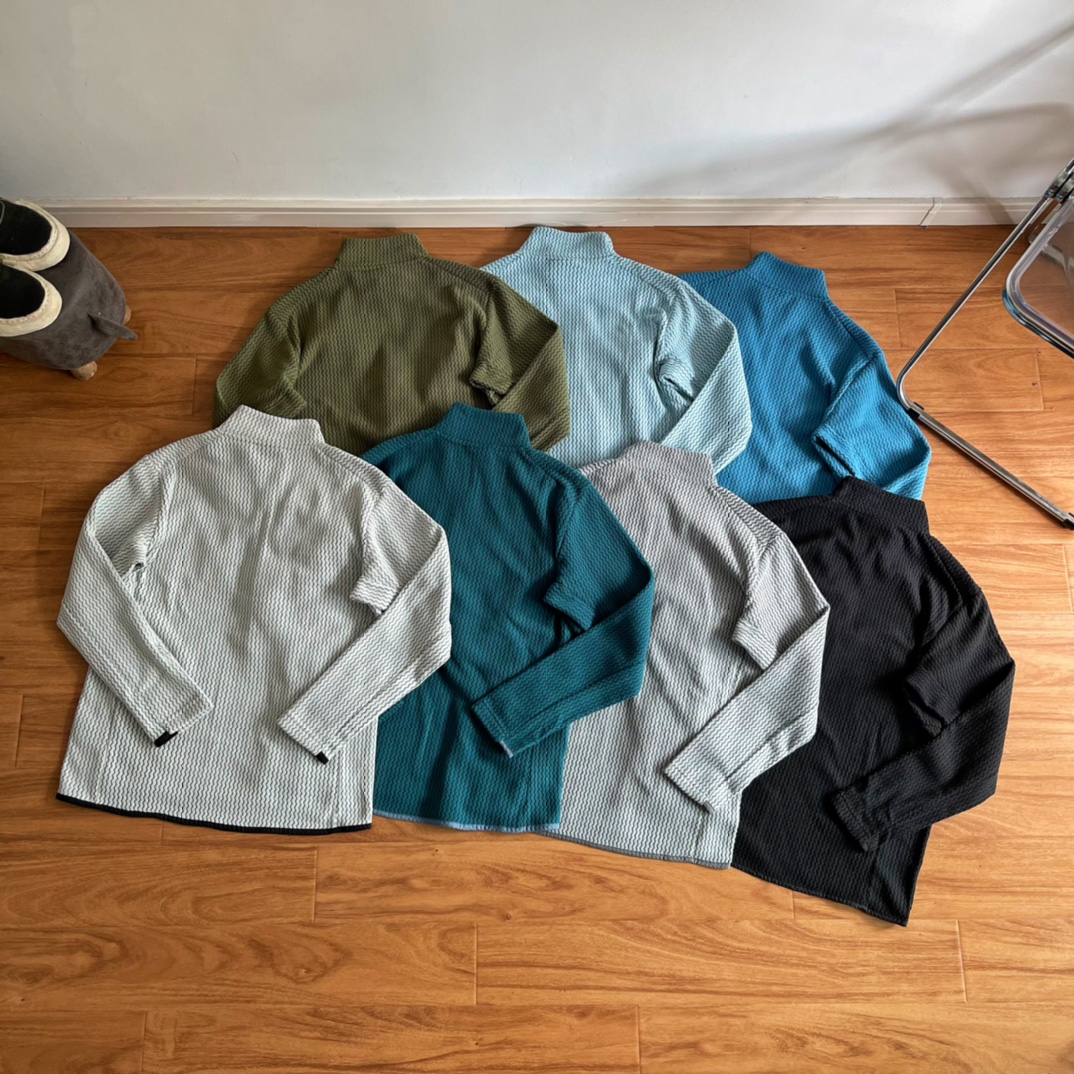 💰125
《纯原臻品 原厂跟单》Patagonia巴塔哥尼亚M's R1 Air Zip Neck户外保暖立领半拉链抓绒内胆套头衫40245

  -代工厂跟单出品 ，代购指定版本📃 原档案原数据开发版型。#40245

 -原包装原标🔍不值一提的一维码解析贴纸都是采购原厂， 欢迎对比某物诠释.

-Color：黑色/湖绿/军绿/荧光绿/浅白色/浅灰/深灰/正蓝/浅蓝/绿黄/燕麦棕/紫色

  -Size       S       M       L      XL
   衣长 ： 69     71      73     75
   胸围 ：108    112    116   120
   袖长 ： 62     63     64    65
   肩宽 ： 44     46     48    50
   
（ ℹ️身高182/125 上身L码合适版型😯165/105上身S效果最佳）

-R1 Air Zip-Neck 是一种轻便、透气、快干的技术抓绒面料100%再生涤纶提花摇粒绒与空心纱制成，结构设计确保运动时的舒适度，适合在寒冷条件下进行高强度活动。

-衣身采用轻质	 多功能口袋设计细节	透气的技术型抓绒面料制成，偏移肩部接缝设计	后下摆和袖口采用快干的编织包边，减少背包带下的摩擦	增加弹力并改善贴合度；