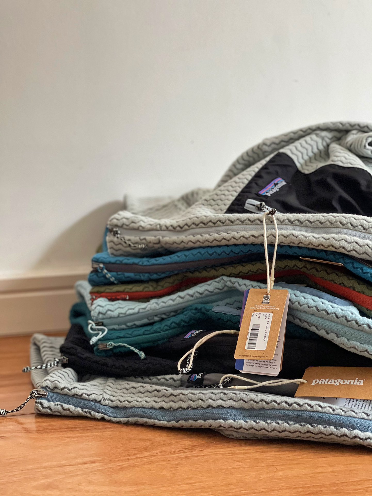 💰125
《纯原臻品 原厂跟单》Patagonia巴塔哥尼亚M's R1 Air Zip Neck户外保暖立领半拉链抓绒内胆套头衫40245

  -代工厂跟单出品 ，代购指定版本📃 原档案原数据开发版型。#40245

 -原包装原标🔍不值一提的一维码解析贴纸都是采购原厂， 欢迎对比某物诠释.

-Color：黑色/湖绿/军绿/荧光绿/浅白色/浅灰/深灰/正蓝/浅蓝/绿黄/燕麦棕/紫色

  -Size       S       M       L      XL
   衣长 ： 69     71      73     75
   胸围 ：108    112    116   120
   袖长 ： 62     63     64    65
   肩宽 ： 44     46     48    50
   
（ ℹ️身高182/125 上身L码合适版型😯165/105上身S效果最佳）

-R1 Air Zip-Neck 是一种轻便、透气、快干的技术抓绒面料100%再生涤纶提花摇粒绒与空心纱制成，结构设计确保运动时的舒适度，适合在寒冷条件下进行高强度活动。

-衣身采用轻质	 多功能口袋设计细节	透气的技术型抓绒面料制成，偏移肩部接缝设计	后下摆和袖口采用快干的编织包边，减少背包带下的摩擦	增加弹力并改善贴合度；