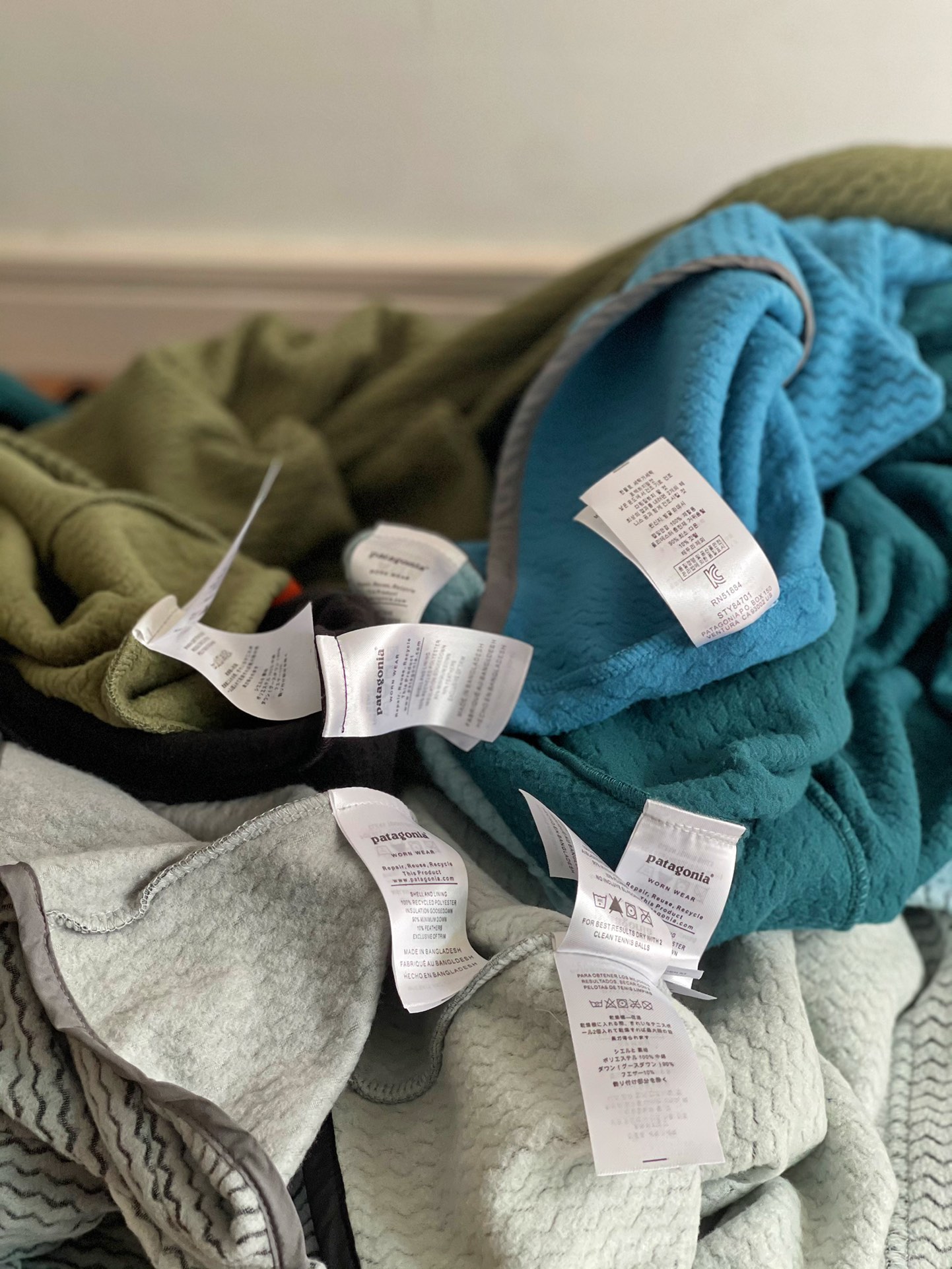 💰125
《纯原臻品 原厂跟单》Patagonia巴塔哥尼亚M's R1 Air Zip Neck户外保暖立领半拉链抓绒内胆套头衫40245

  -代工厂跟单出品 ，代购指定版本📃 原档案原数据开发版型。#40245

 -原包装原标🔍不值一提的一维码解析贴纸都是采购原厂， 欢迎对比某物诠释.

-Color：黑色/湖绿/军绿/荧光绿/浅白色/浅灰/深灰/正蓝/浅蓝/绿黄/燕麦棕/紫色

  -Size       S       M       L      XL
   衣长 ： 69     71      73     75
   胸围 ：108    112    116   120
   袖长 ： 62     63     64    65
   肩宽 ： 44     46     48    50
   
（ ℹ️身高182/125 上身L码合适版型😯165/105上身S效果最佳）

-R1 Air Zip-Neck 是一种轻便、透气、快干的技术抓绒面料100%再生涤纶提花摇粒绒与空心纱制成，结构设计确保运动时的舒适度，适合在寒冷条件下进行高强度活动。

-衣身采用轻质	 多功能口袋设计细节	透气的技术型抓绒面料制成，偏移肩部接缝设计	后下摆和袖口采用快干的编织包边，减少背包带下的摩擦	增加弹力并改善贴合度；