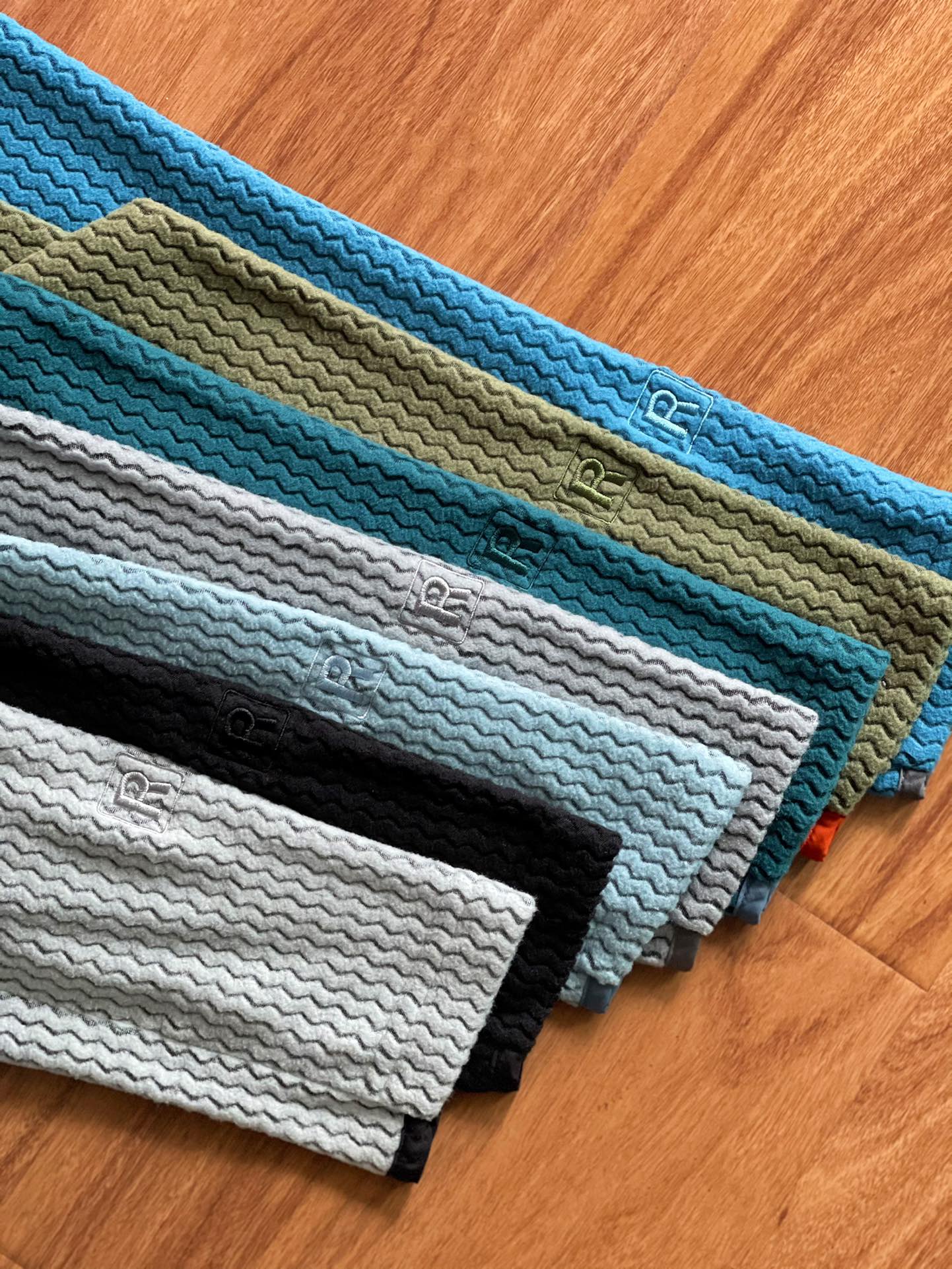 💰125
《纯原臻品 原厂跟单》Patagonia巴塔哥尼亚M's R1 Air Zip Neck户外保暖立领半拉链抓绒内胆套头衫40245

  -代工厂跟单出品 ，代购指定版本📃 原档案原数据开发版型。#40245

 -原包装原标🔍不值一提的一维码解析贴纸都是采购原厂， 欢迎对比某物诠释.

-Color：黑色/湖绿/军绿/荧光绿/浅白色/浅灰/深灰/正蓝/浅蓝/绿黄/燕麦棕/紫色

  -Size       S       M       L      XL
   衣长 ： 69     71      73     75
   胸围 ：108    112    116   120
   袖长 ： 62     63     64    65
   肩宽 ： 44     46     48    50
   
（ ℹ️身高182/125 上身L码合适版型😯165/105上身S效果最佳）

-R1 Air Zip-Neck 是一种轻便、透气、快干的技术抓绒面料100%再生涤纶提花摇粒绒与空心纱制成，结构设计确保运动时的舒适度，适合在寒冷条件下进行高强度活动。

-衣身采用轻质	 多功能口袋设计细节	透气的技术型抓绒面料制成，偏移肩部接缝设计	后下摆和袖口采用快干的编织包边，减少背包带下的摩擦	增加弹力并改善贴合度；