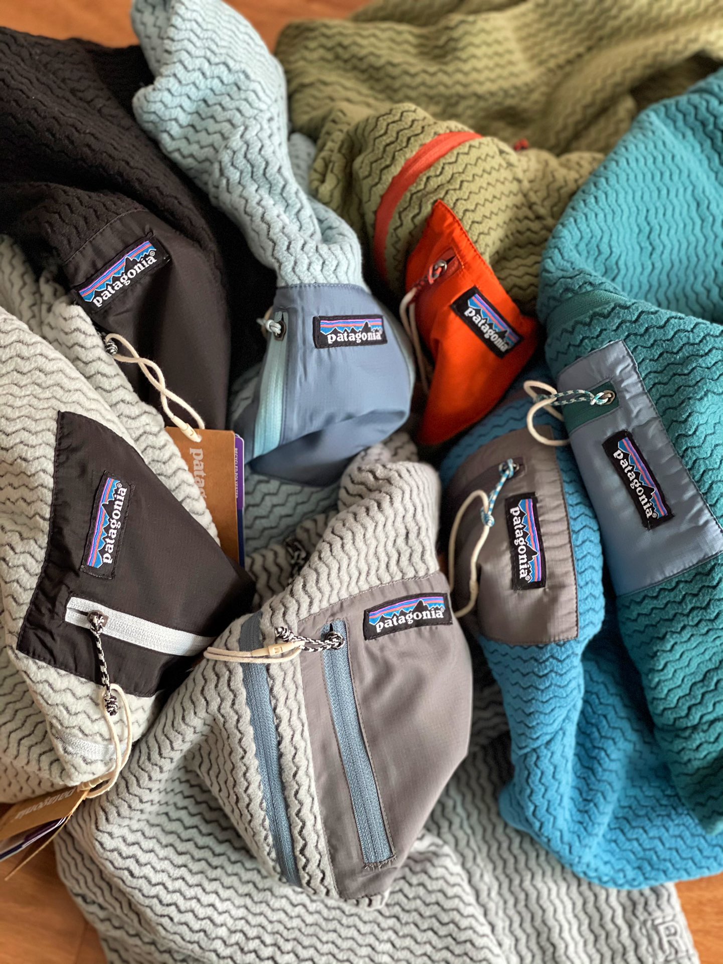 💰125
《纯原臻品 原厂跟单》Patagonia巴塔哥尼亚M's R1 Air Zip Neck户外保暖立领半拉链抓绒内胆套头衫40245

  -代工厂跟单出品 ，代购指定版本📃 原档案原数据开发版型。#40245

 -原包装原标🔍不值一提的一维码解析贴纸都是采购原厂， 欢迎对比某物诠释.

-Color：黑色/湖绿/军绿/荧光绿/浅白色/浅灰/深灰/正蓝/浅蓝/绿黄/燕麦棕/紫色

  -Size       S       M       L      XL
   衣长 ： 69     71      73     75
   胸围 ：108    112    116   120
   袖长 ： 62     63     64    65
   肩宽 ： 44     46     48    50
   
（ ℹ️身高182/125 上身L码合适版型😯165/105上身S效果最佳）

-R1 Air Zip-Neck 是一种轻便、透气、快干的技术抓绒面料100%再生涤纶提花摇粒绒与空心纱制成，结构设计确保运动时的舒适度，适合在寒冷条件下进行高强度活动。

-衣身采用轻质	 多功能口袋设计细节	透气的技术型抓绒面料制成，偏移肩部接缝设计	后下摆和袖口采用快干的编织包边，减少背包带下的摩擦	增加弹力并改善贴合度；