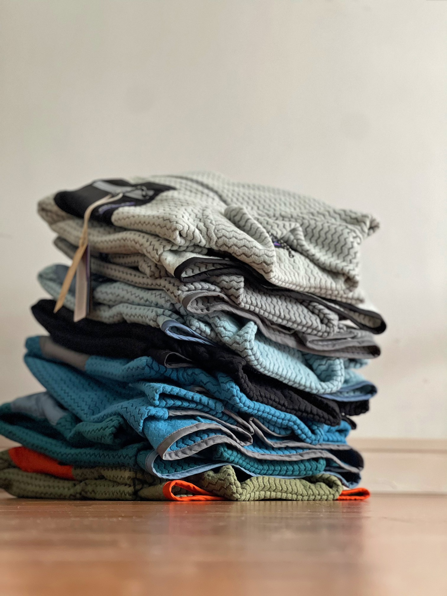 💰125
《纯原臻品 原厂跟单》Patagonia巴塔哥尼亚M's R1 Air Zip Neck户外保暖立领半拉链抓绒内胆套头衫40245

  -代工厂跟单出品 ，代购指定版本📃 原档案原数据开发版型。#40245

 -原包装原标🔍不值一提的一维码解析贴纸都是采购原厂， 欢迎对比某物诠释.

-Color：黑色/湖绿/军绿/荧光绿/浅白色/浅灰/深灰/正蓝/浅蓝/绿黄/燕麦棕/紫色

  -Size       S       M       L      XL
   衣长 ： 69     71      73     75
   胸围 ：108    112    116   120
   袖长 ： 62     63     64    65
   肩宽 ： 44     46     48    50
   
（ ℹ️身高182/125 上身L码合适版型😯165/105上身S效果最佳）

-R1 Air Zip-Neck 是一种轻便、透气、快干的技术抓绒面料100%再生涤纶提花摇粒绒与空心纱制成，结构设计确保运动时的舒适度，适合在寒冷条件下进行高强度活动。

-衣身采用轻质	 多功能口袋设计细节	透气的技术型抓绒面料制成，偏移肩部接缝设计	后下摆和袖口采用快干的编织包边，减少背包带下的摩擦	增加弹力并改善贴合度；