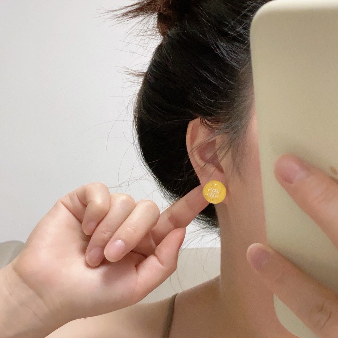 NO:106003,Grandma, crystal micro-inlaid yellow wax earrings, new products, double CChanel earrings, matching, very daily and versatile, simple and practical, beautiful, authentic, counter, excellent thickness, excellent texture, 9.25 silver needles, jewelry quality, chanel, earrings19860909香奶奶 水晶微镶钻黄蜡色耳钉 新品 双CChanel耳环 搭配 非常日常百搭的一款 简单实用 美美哒 专柜正品一致 厚度赞 质感超赞 9.25银针,饰品精品,chanel,earrings,Jewelry