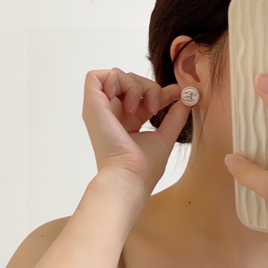 NO:106005,Chanel Xiaoxiang simple button double C small earrings are really super beautiful. The design is simple, but the wearing effect is good. Even the small earlobe like me is very okzp brass material. The upper ear is super elegant, the jewelry is boutique, chanel, earrings19860909Chanel 小香简约纽扣双C小耳钉这款耳环真的超级美看着设计简单但是佩戴效果好看到爆就连我这种小耳垂的也很okzp黄铜材质 上耳超气质优雅,饰品精品,chanel,earrings,Jewelry