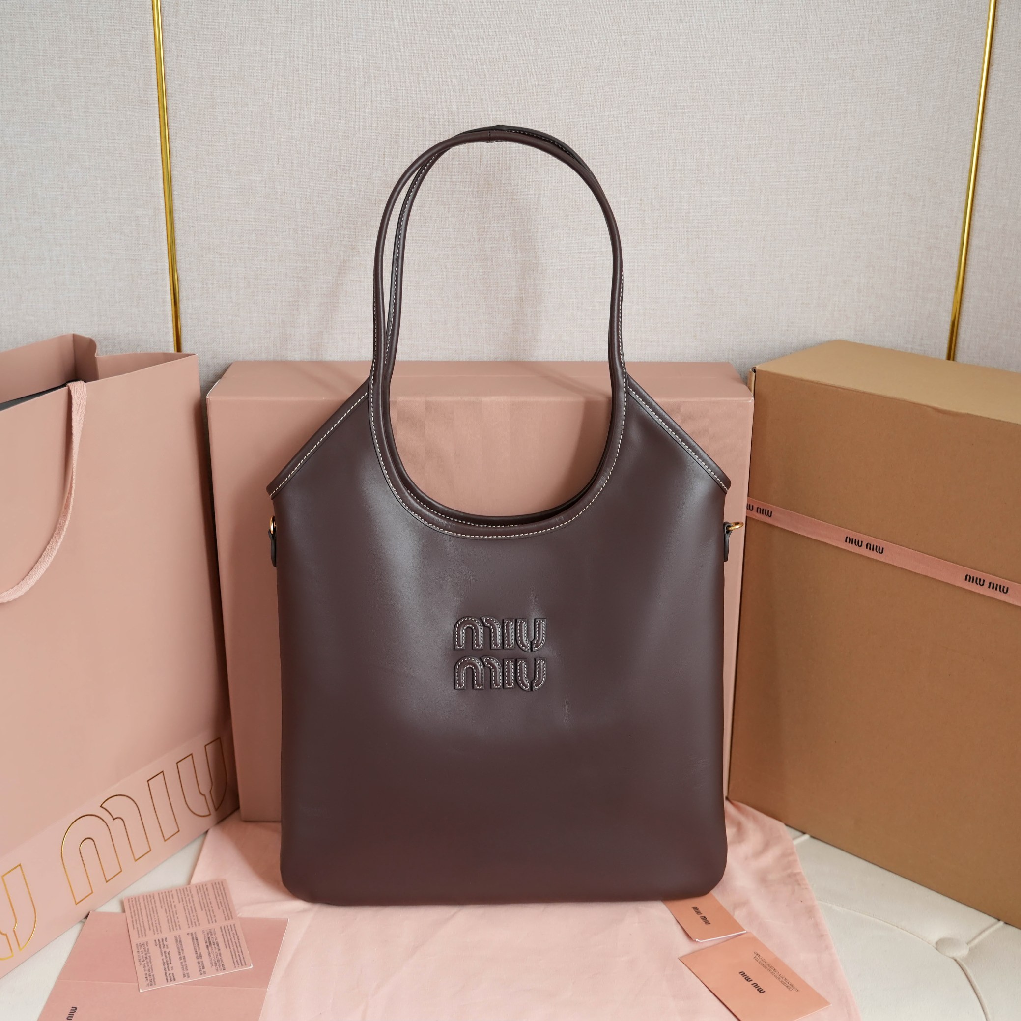 NO:558336,5BG231, Miu's new Isetan limited edition tote bag, the main recommendation on the official website, this year's absolute hot style, top-grade imported calfskin, the leather surface is smooth and soft, the texture is high-end, the bag body is soft but not collapsed, the temperament is casual and lazy, the capacity is super large, you can carry it every day when you go out on the street, it will turn heads 100%, hand-stitched leather Logo, brand new linen lining inside, with zipper pocket, size 35 X  40Cm, with original full set of packaging, MIUMIU, miumiu, totes, cowhide198609095BG231,Miu家新款伊势丹限定托特包,官网主推,今年绝对爆款式,顶级进口小牛皮,皮面细腻光滑柔软,质感高级,包身软而不塌,气质随性慵懒,容量超大,日常出街背它回头率百分百,手工缝制皮面Logo标志,内里全新麻布里,配拉链式口袋,尺寸35 X 40Cm,配原版全套包装,MIUMIU,miumiu,totes,cowhide,Bag