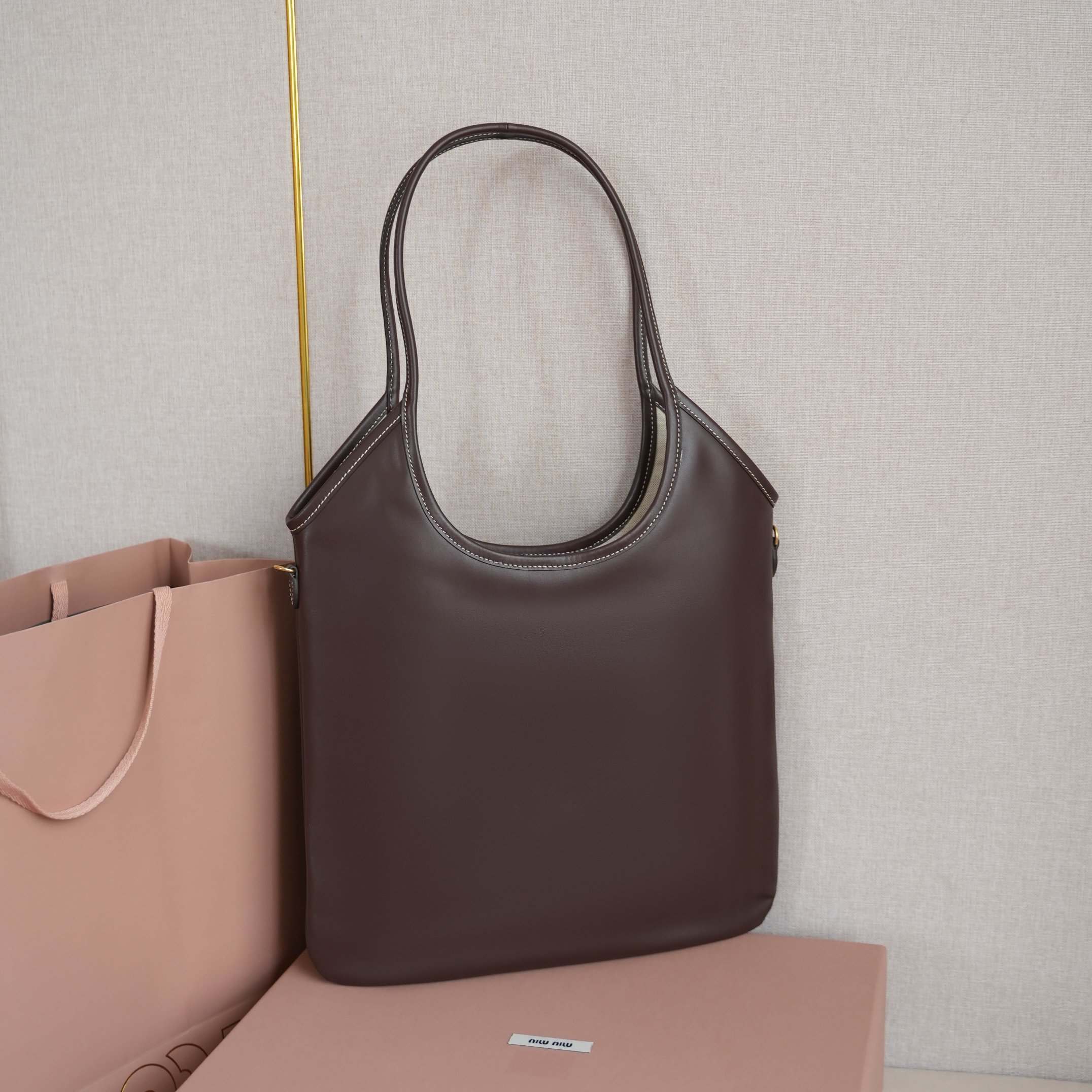 Miu Miu 5BG231 Miu家新款伊势丹限定托特包 官网主推 今年绝对爆 款式 进口小牛皮