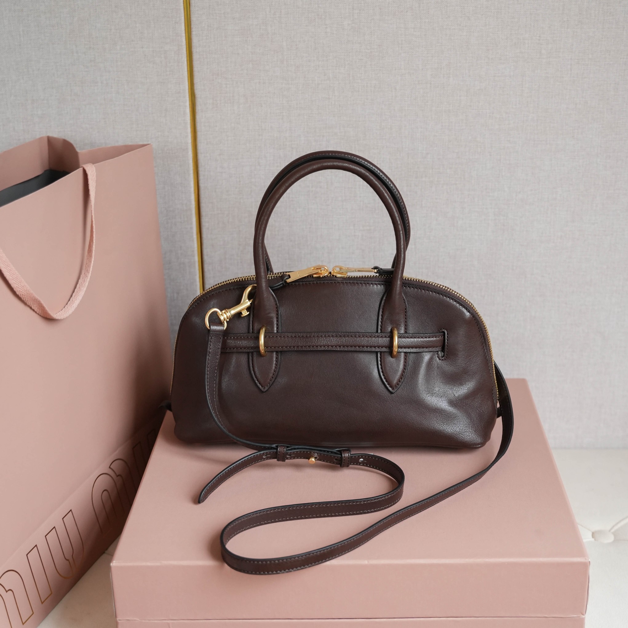 Miu Miu 大号5BB168Miu家新品 保龄球包 釆用 植柔羊皮 磨砂感做旧金属配件