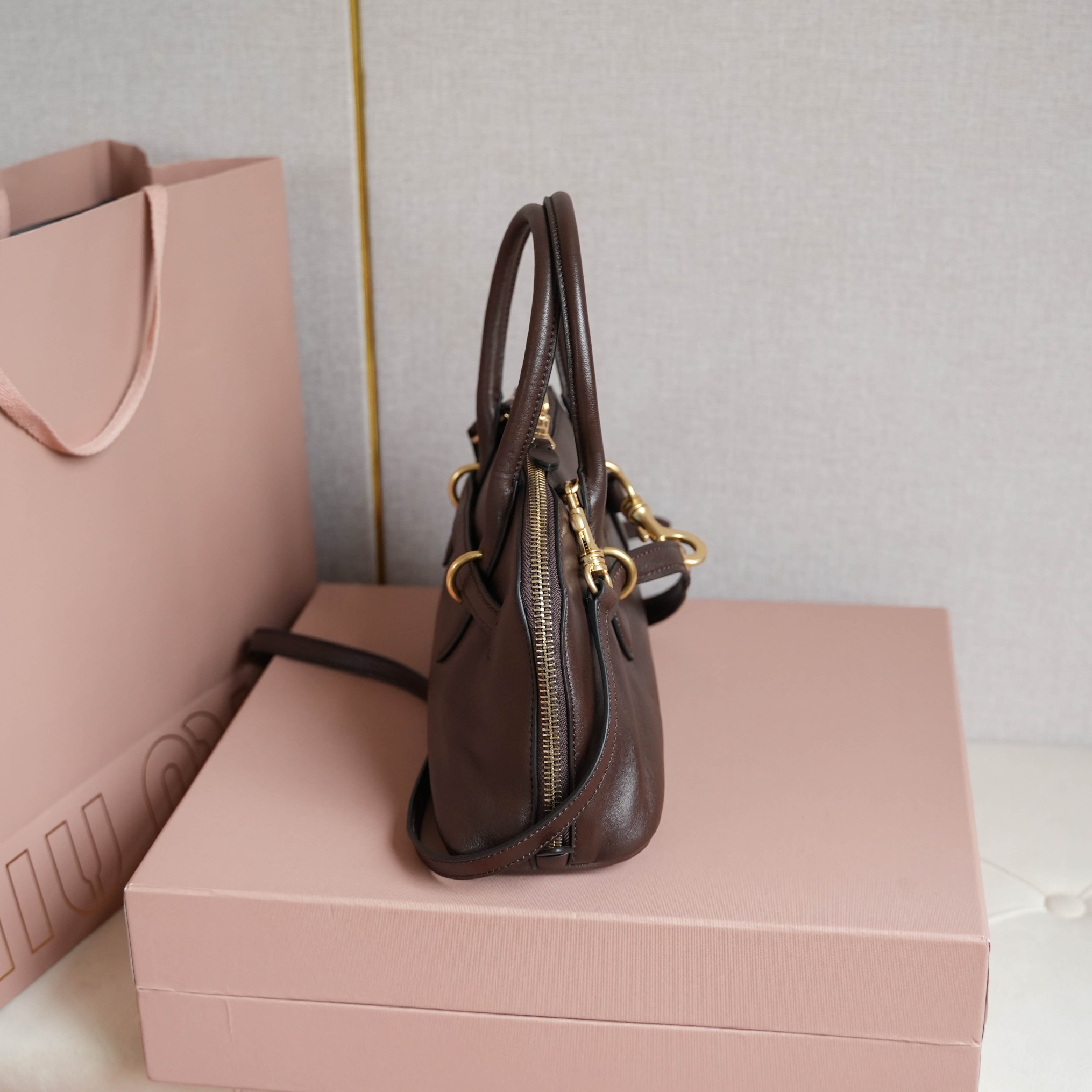 Miu Miu 大号5BB168Miu家新品 保龄球包 釆用 植柔羊皮 磨砂感做旧金属配件