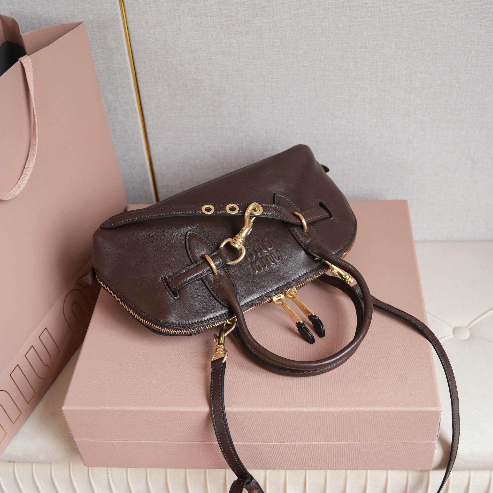 Miu Miu 大号5BB168Miu家新品 保龄球包 釆用 植柔羊皮 磨砂感做旧金属配件
