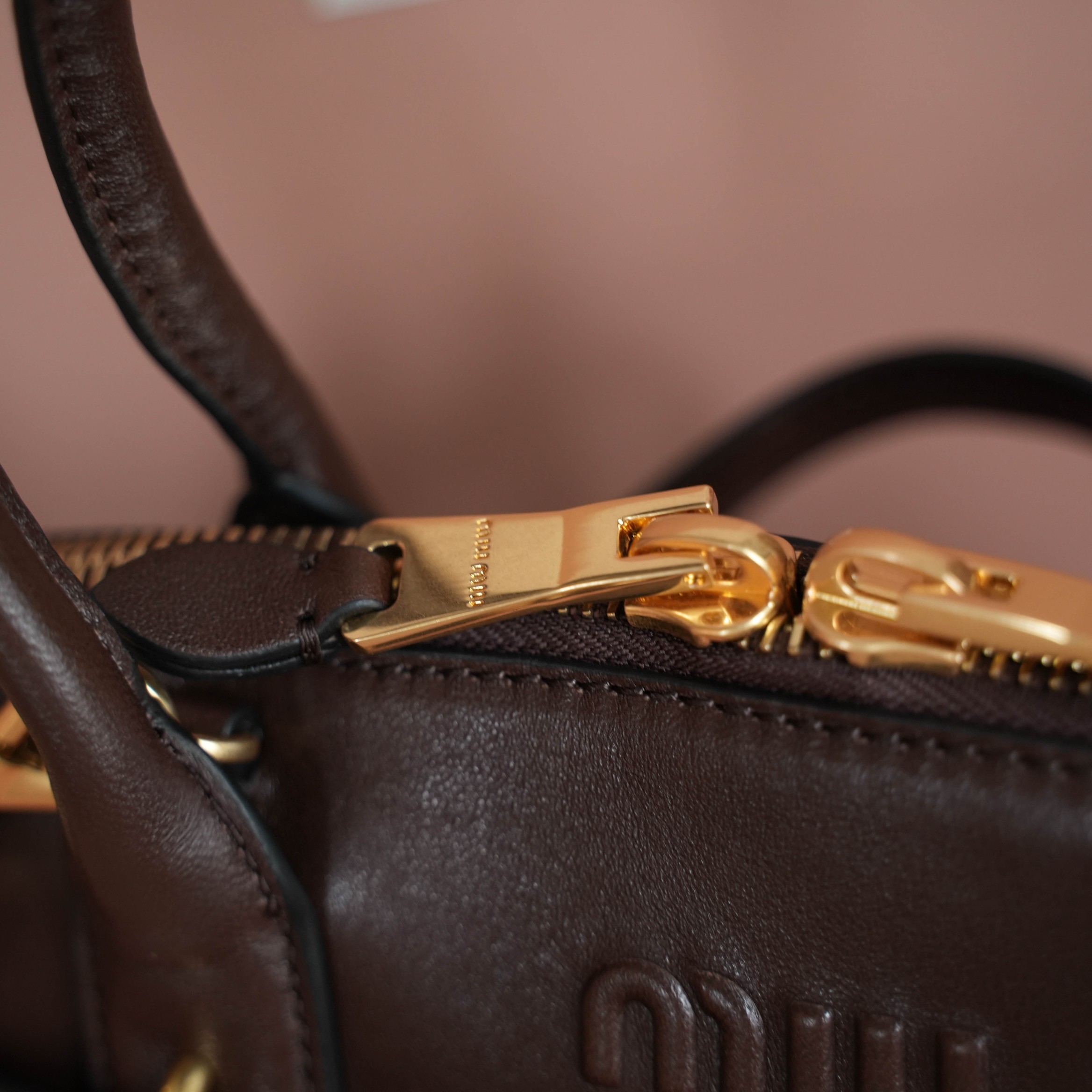 Miu Miu 大号5BB168Miu家新品 保龄球包 釆用 植柔羊皮 磨砂感做旧金属配件