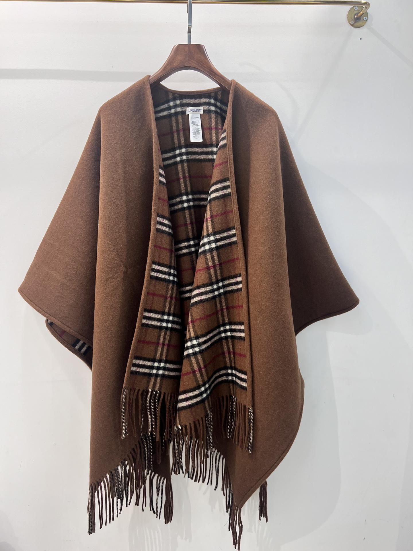 💟专柜官网同步发售！BURBERRY限量款斗篷披肩重磅！！满满的都是细节打造！！此款B格披风是巴宝莉秋冬