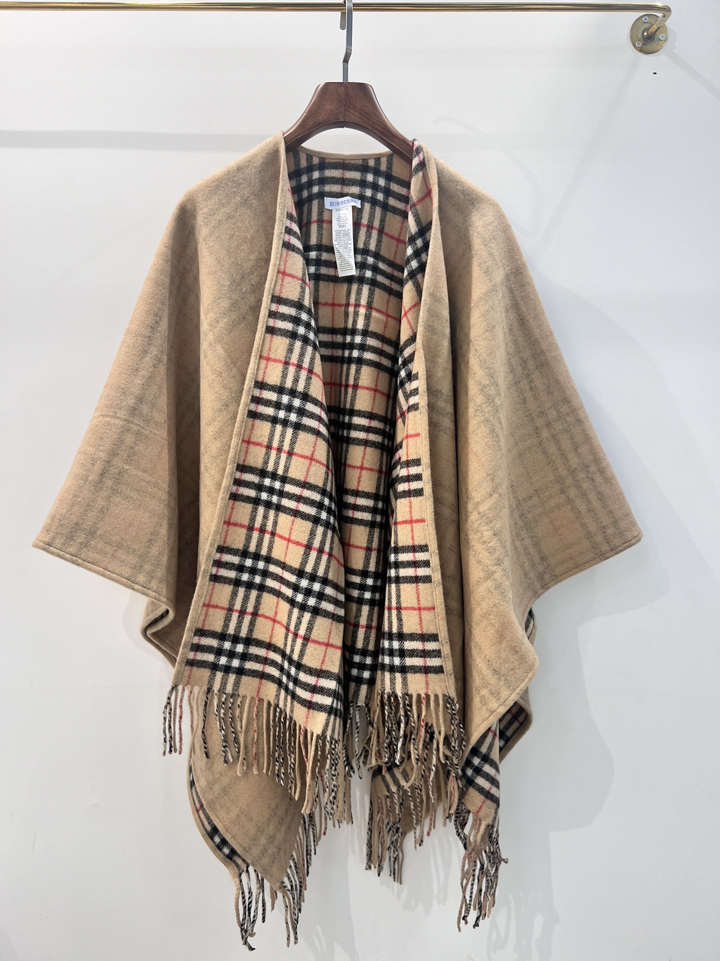 💟✨✨专柜官网同步发售！BURBERRY限量款斗篷披肩重磅！！满满的都是细节打造！！此款B格披风是巴宝莉