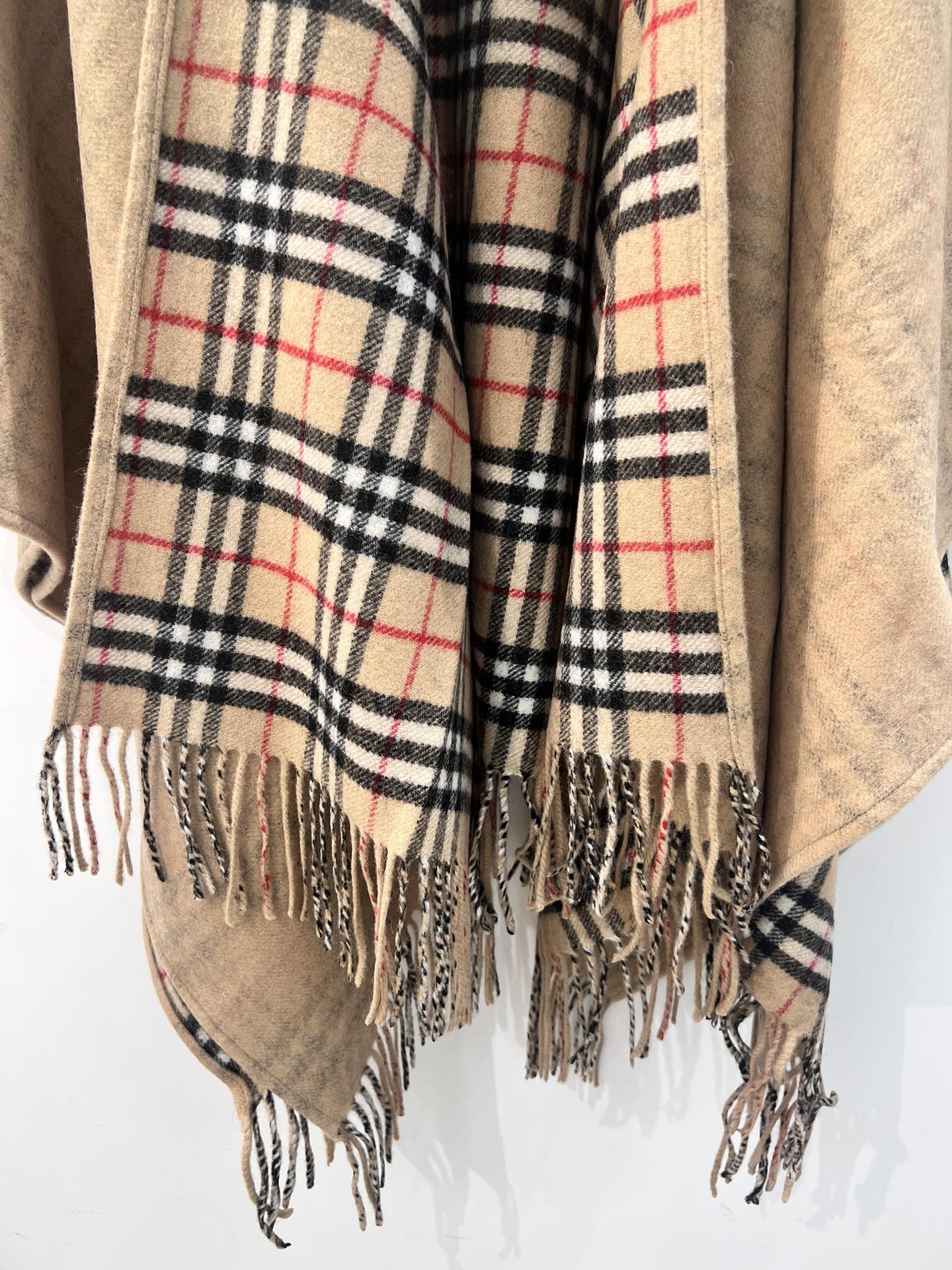 💟✨✨专柜官网同步发售！BURBERRY限量款斗篷披肩重磅！！满满的都是细节打造！！此款B格披风是巴宝莉