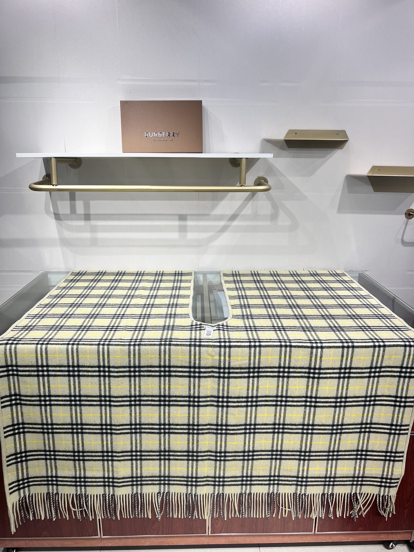 💟burberry经典英伦格双面斗篷披肩，超级好看，这批原单全包.本来订制出口单.但是不明原因被扣留，Q