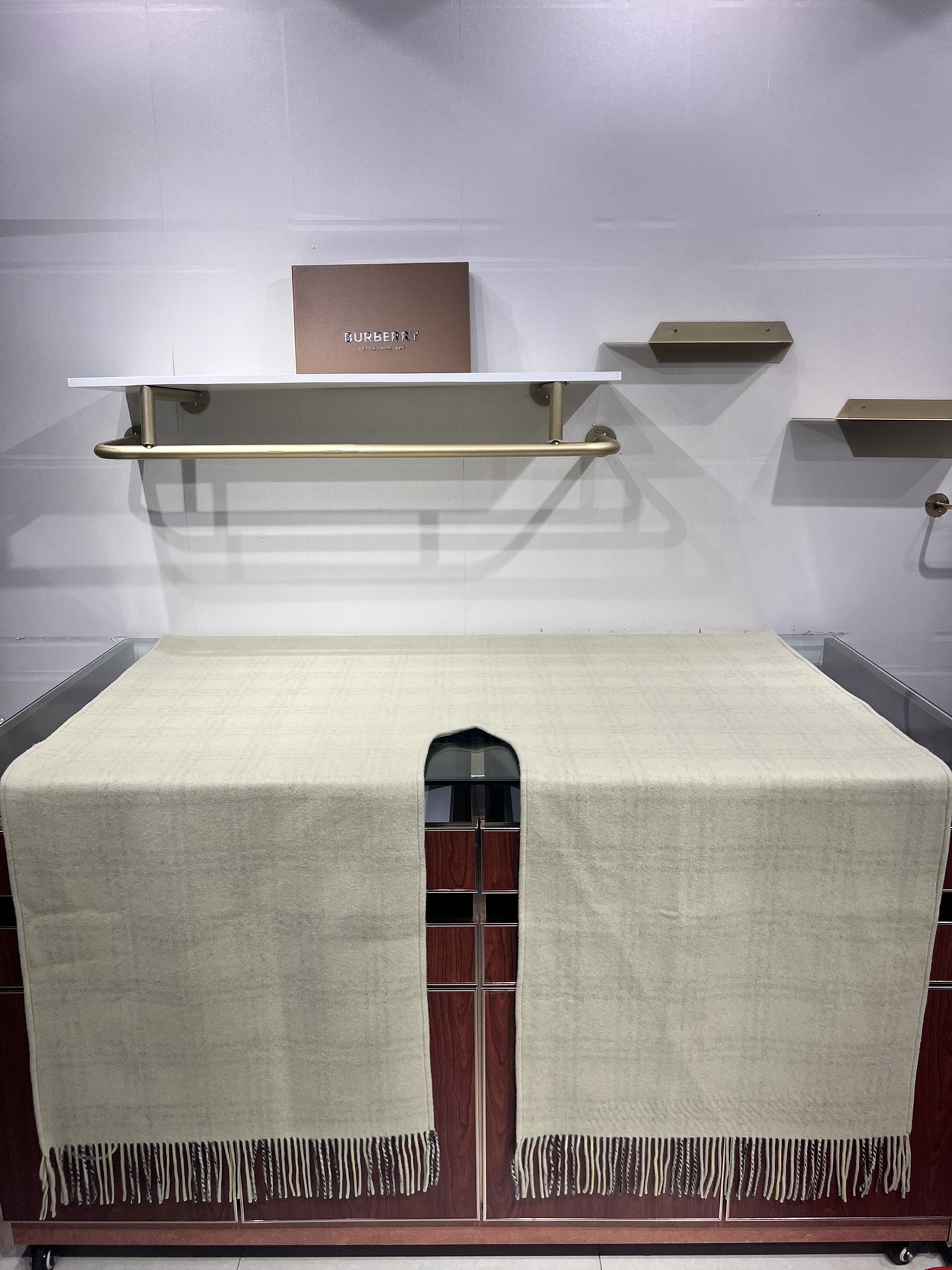 💟burberry经典英伦格双面斗篷披肩，超级好看，这批原单全包.本来订制出口单.但是不明原因被扣留，Q