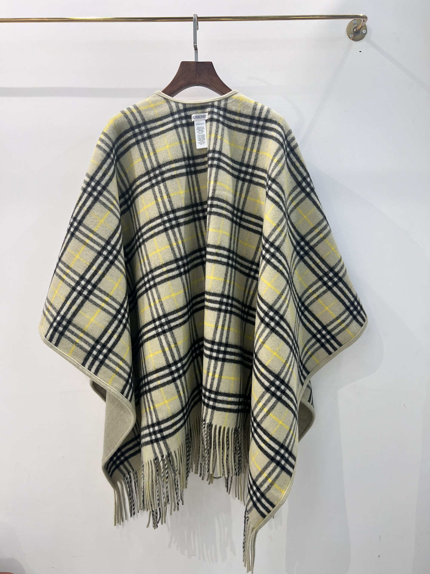 💟burberry经典英伦格双面斗篷披肩，超级好看，这批原单全包.本来订制出口单.但是不明原因被扣留，Q