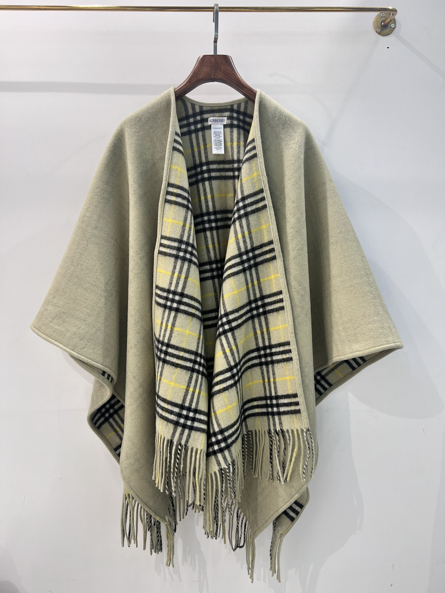 💟burberry经典英伦格双面斗篷披肩，超级好看，这批原单全包.本来订制出口单.但是不明原因被扣留，Q