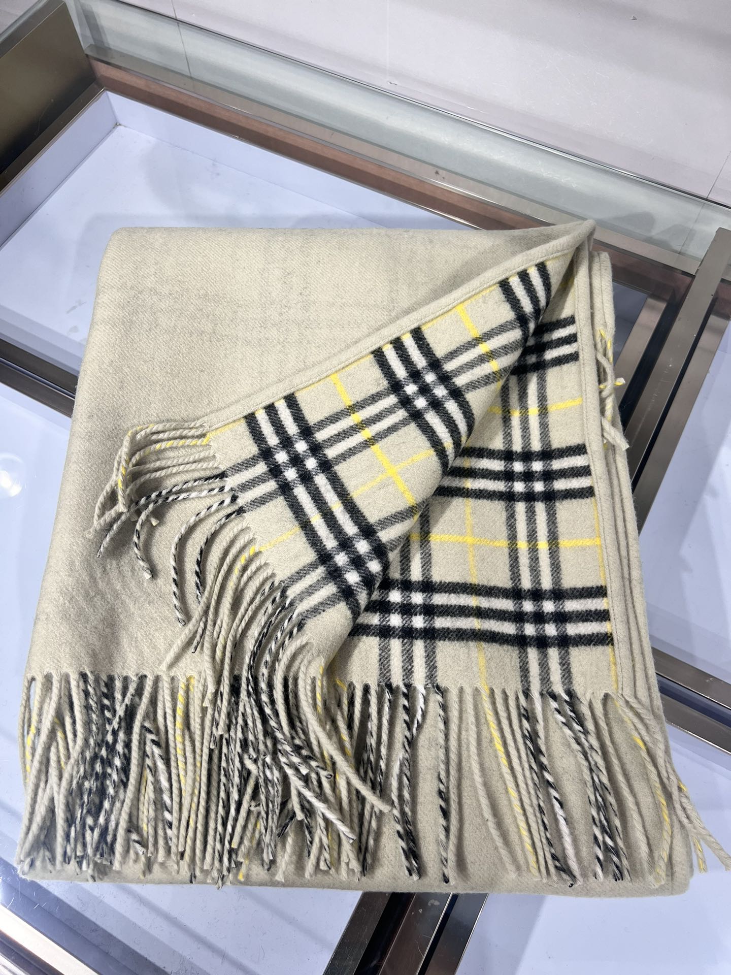 💟burberry经典英伦格双面斗篷披肩，超级好看，这批原单全包.本来订制出口单.但是不明原因被扣留，Q