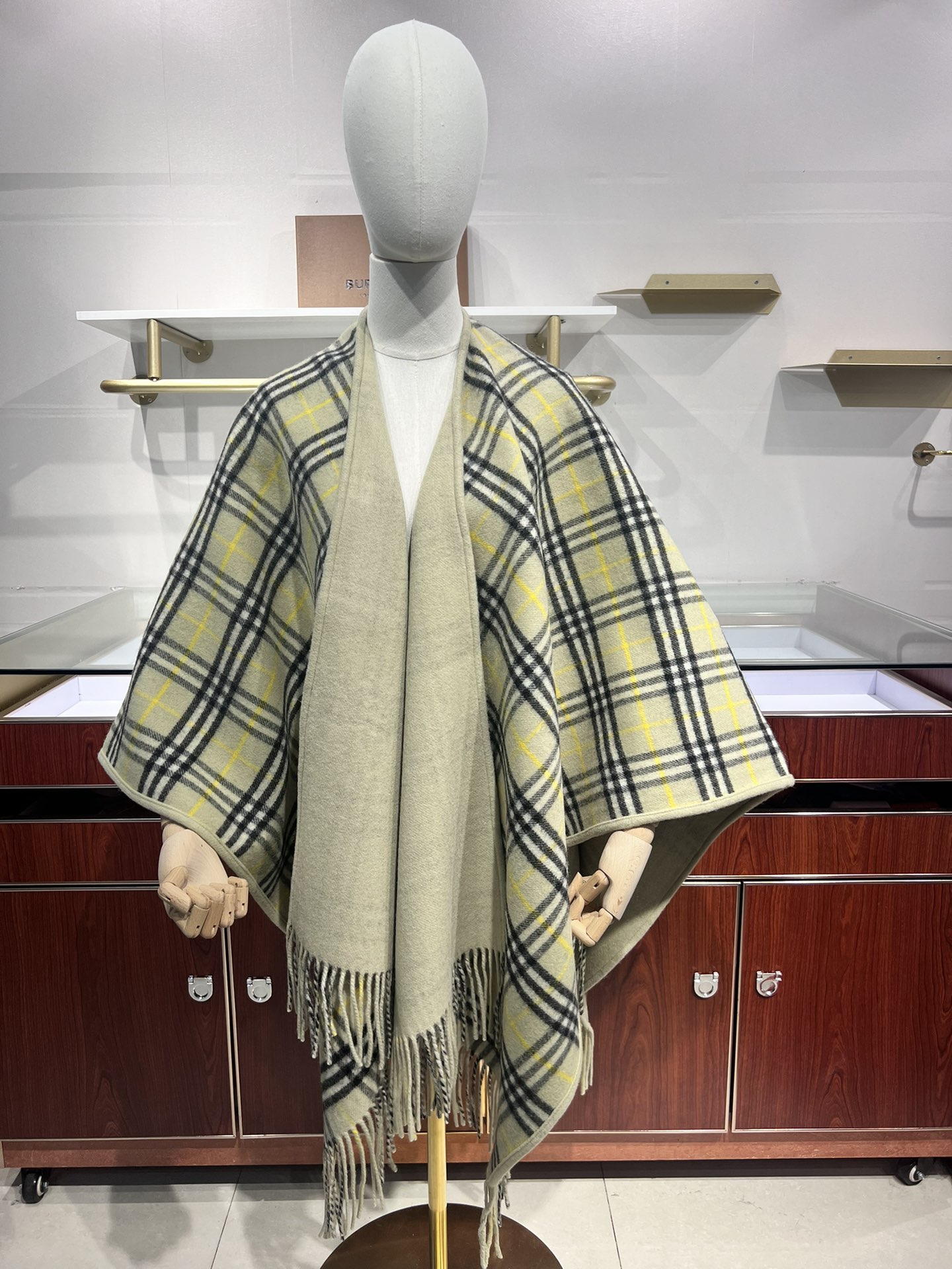 💟burberry经典英伦格双面斗篷披肩，超级好看，这批原单全包.本来订制出口单.但是不明原因被扣留，Q