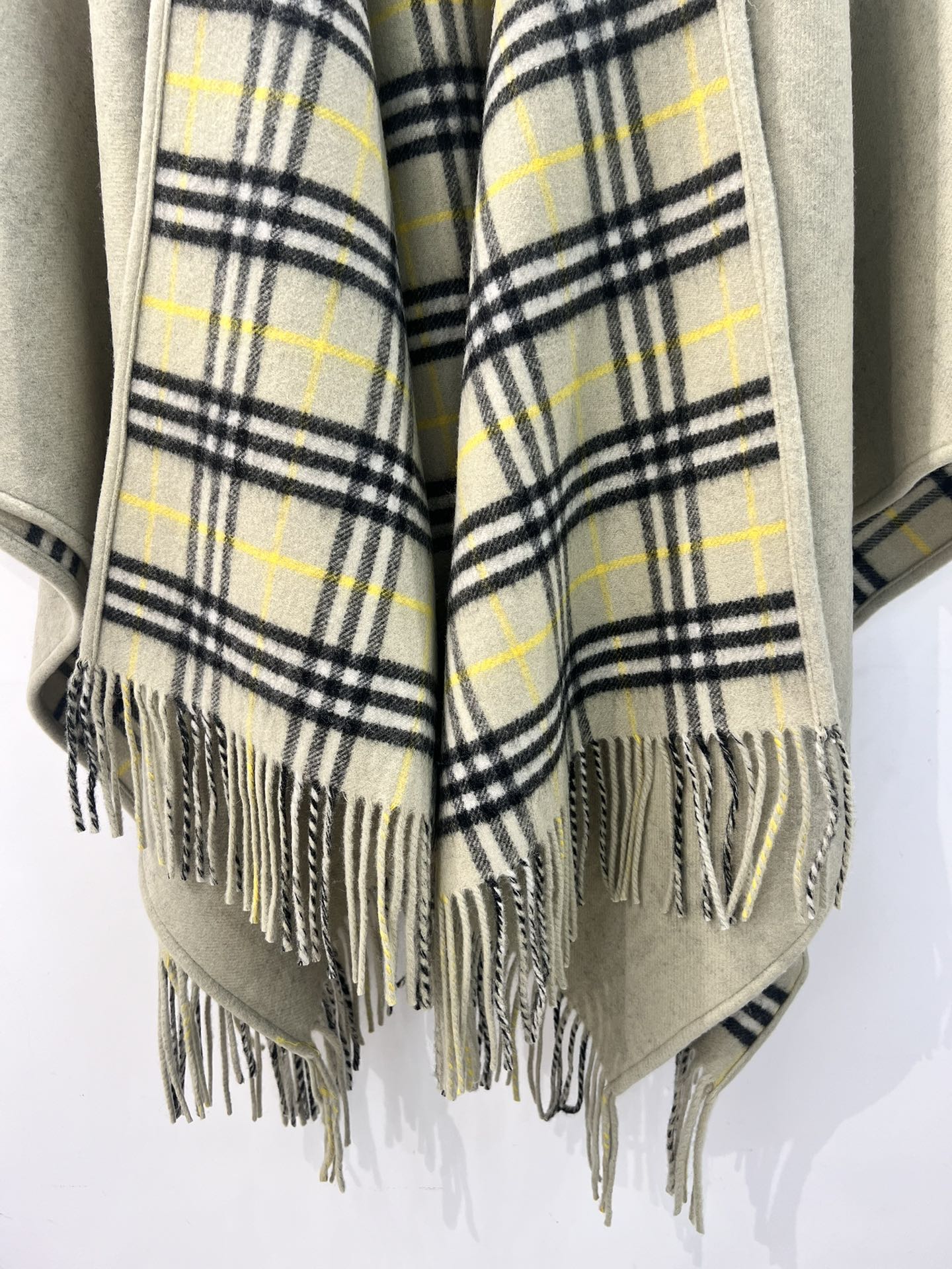 💟burberry经典英伦格双面斗篷披肩，超级好看，这批原单全包.本来订制出口单.但是不明原因被扣留，Q