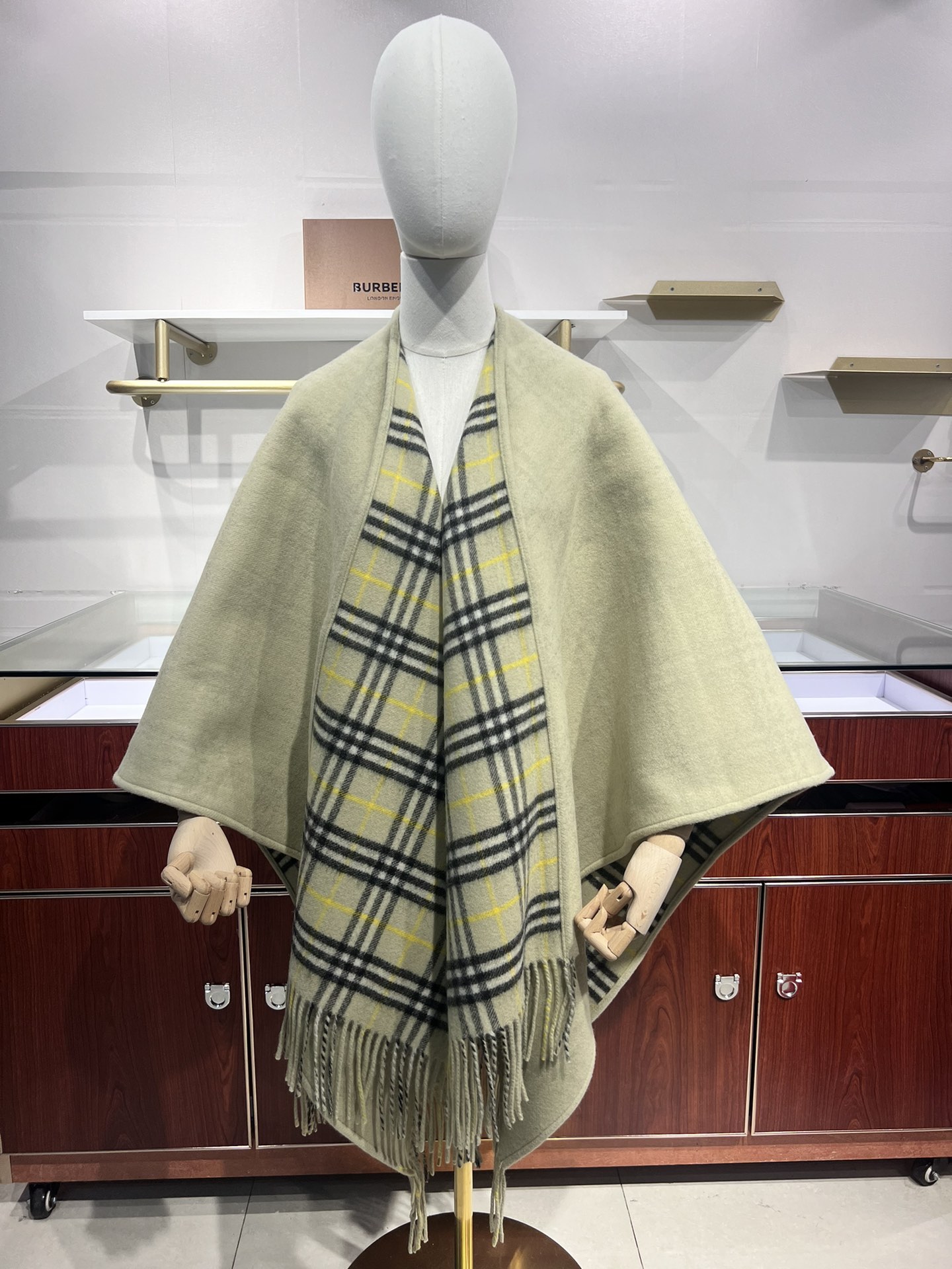 💟burberry经典英伦格双面斗篷披肩，超级好看，这批原单全包.本来订制出口单.但是不明原因被扣留，Q