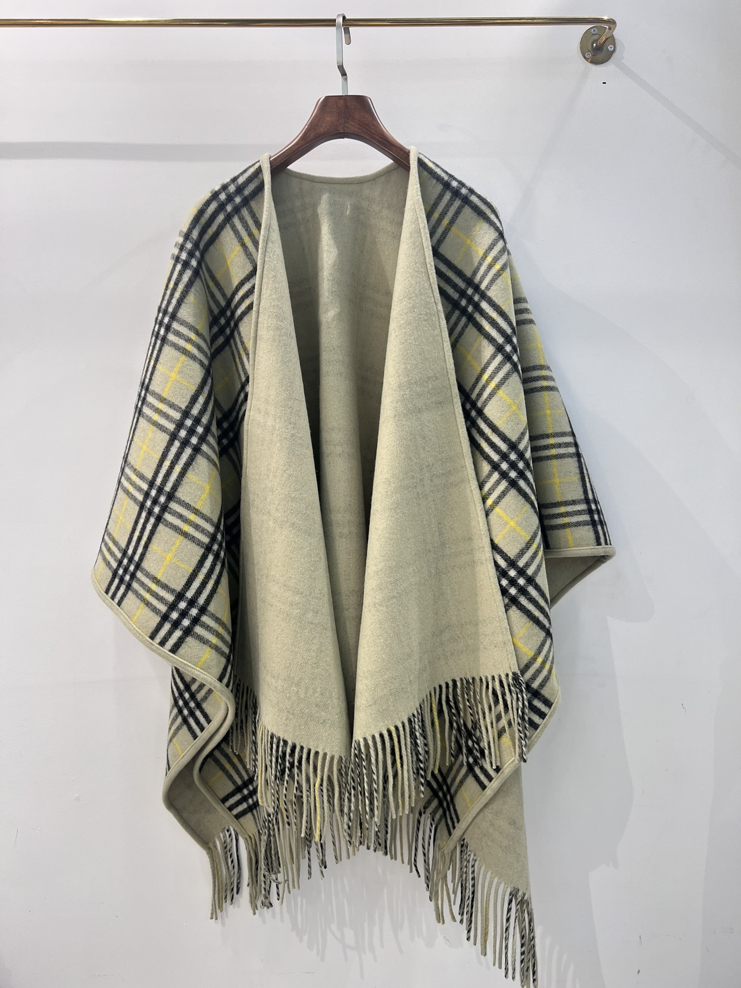 💟burberry经典英伦格双面斗篷披肩，超级好看，这批原单全包.本来订制出口单.但是不明原因被扣留，Q