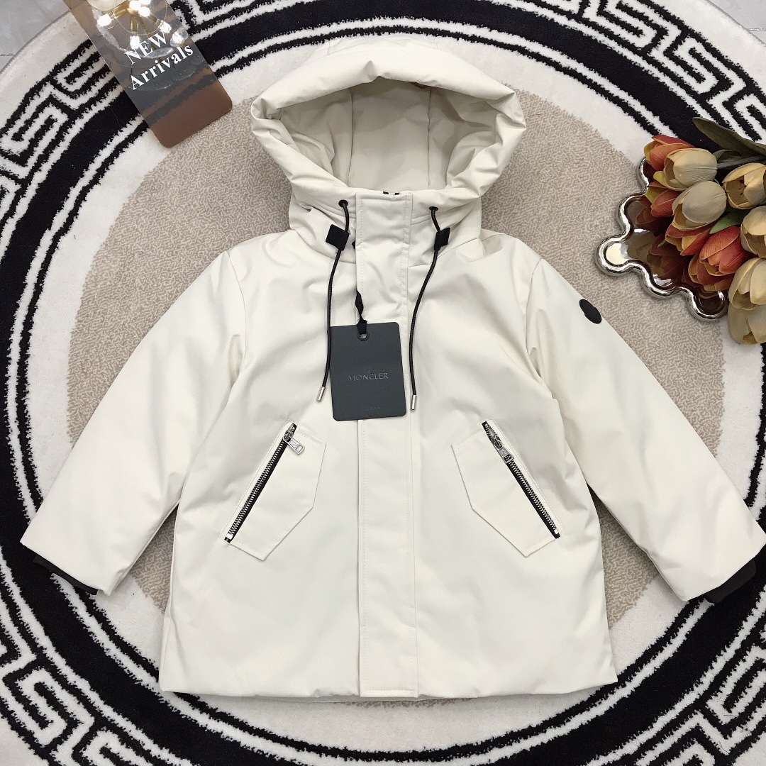 NO:209316,Size 110/2 The heavyweight model is coming, the pressing series ~ high-end version, super fashionable. The front adopts a large area of ​​pressing process, the hat brim, placket, pocket, and the process is very complex. It has adjustable cuffs, hem, and windproof and warm. Another feature of this model is the large LOGO laser eyelet letter on the back, which is very heavy-working. The embroidered logo on the left arm has a very good density and fullness, strong three-dimensional feeling, very full color, firm and tight. The inner filling is high-quality 90 velvet, large velvet, small feather stem, good quality, sufficient elasticity, and super high fullness!  The inner quilting design is divided into mats and fills the velvet, and the reinforced down is evenly distributed, making it difficult to escape the velvet!  Excellent warmth performance!  The best cold filling, special price, down jacket, hats,19860909尺码110/2 重磅款来袭,压胶系列～高配版,超洋气 正面采用了大面积的压胶工艺,帽檐、门襟、口袋,工艺及其复杂.设有可调节袖口,下摆 ,防风保暖.此款另外一个特点就是后背的大LOGO激光孔眼字母,非常重工.左手臂上的刺绣徽标,密度的饱满度非常好,立体感很强,色泽度非常饱满,牢固紧致 . 内充优质90绒,绒朵大,羽梗小,品质佳,弹性足,饱满性超高！内里绗缝的设计,分格充绒,加固羽绒均匀分布,不易跑绒！保暖性能优！寒填充物的极品,特价款,down jacket,hats,,Children's