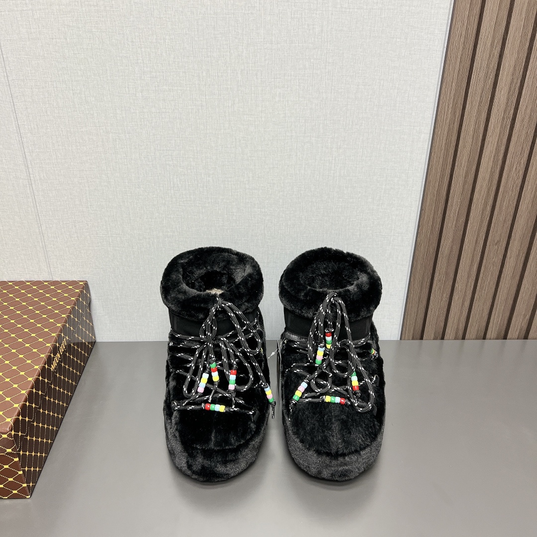 NO:559216,: 'Exclusive top version' Moon Boot 2025 vs the latest snow boots series in autumn and winter... [Ugly furry snow boots] Forget UGG, fashionable people are wearing Moon Boot snow boots. If you find it difficult to accept the revival of UGG, then there is now a more alternative snow boot that is back with an increase of 4 cm. That is the Moon Boot. It was already very popular in the millennium. Back then, Paris Hilton and Victoria Beckham  Celebrities often wear it, and now the Y2K trend is popular again. The same style worn by young children in QQ shows. The ugly snow boots that have been shown in the big show have become popular again. They are not divided into men and women. They look slim and warm and easy to wear. Fabric: Original customized wool. Lining: Silk cotton liner. Foot: Silk cotton liner. Outsole: Thermoplastic rubber.   Bottom thickness: 4cm Size: 35-39 (40.41 customization is non-refundable) Packaging: original full set of packaging Color: official website updated simultaneously, snow boots, boots19860909:《独家顶级版本》 Moon Boot2025vs秋冬最新款雪地靴系列……【丑萌毛毛雪地靴】 忘了UGG吧,时髦人都在穿Moon Boot雪地靴 如果你难以接受UGG的复兴 那现在有一款更另类的雪地靴又杀回来了 内增高4 cm 那就是Moon Boot月亮靴 在千禧年就已经非常火了 当年paris hilton、victoria beckham 等名人经常穿它,如今Y2K风潮再次流行 痞幼同款QQ秀穿搭 万人大秀的丑萌雪地靴重新翻红 不分男女不分左右 看着巨无霸巨显瘦还暖和好穿 面料: 原版定制羊毛 内里: 丝绵内胆 垫脚: 丝绵内胆 大底: 热塑性橡胶 底厚:4cm 码数:35-39（40.41定制不退换） 包装:原版全套包装 颜色:官网同步更新,雪地靴,boots,Women's Shoes