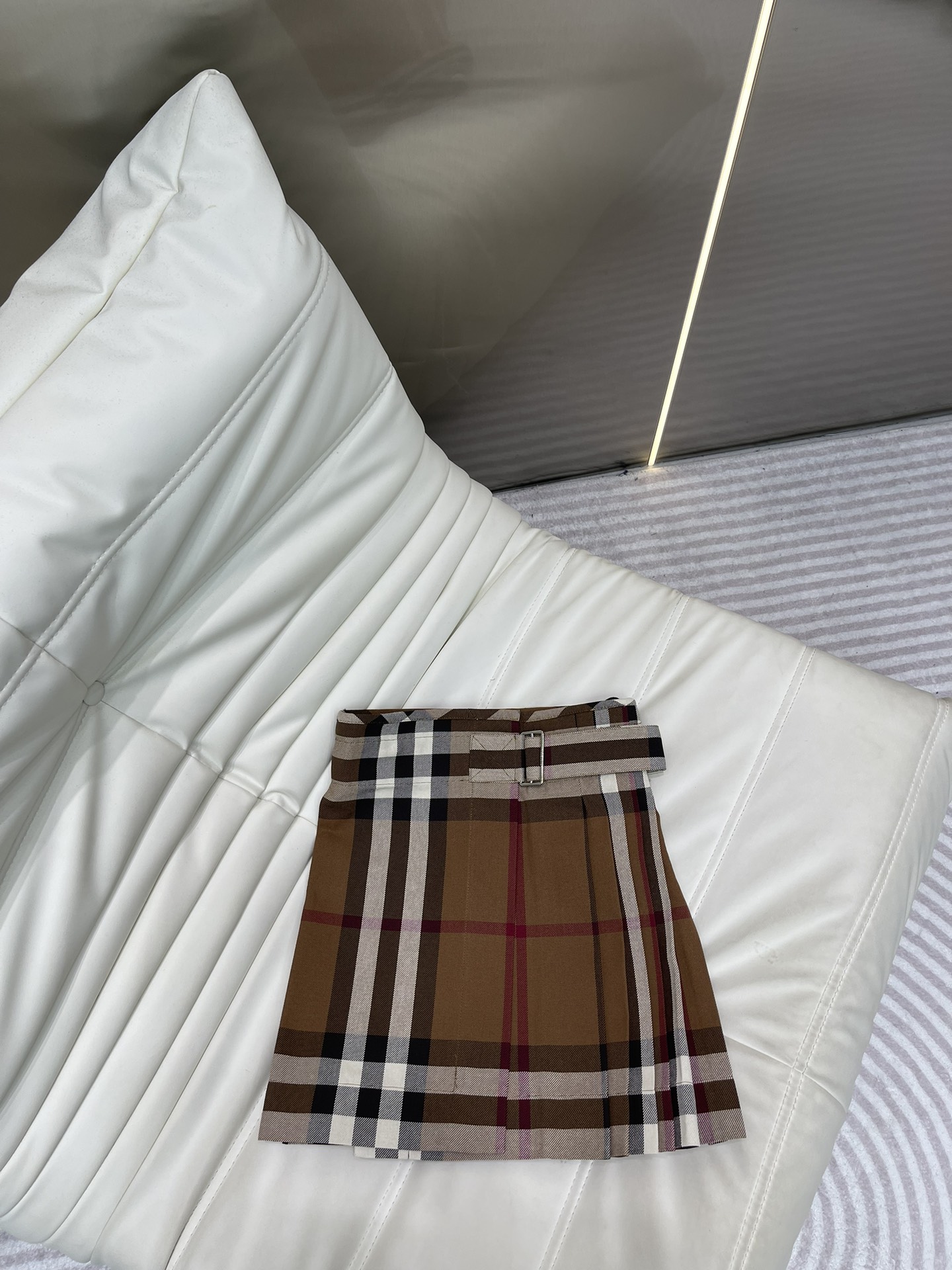 NO:308078,Burberr*25 new plaid wool pleated skirt, the most classic plaid and high-end color wool high-waist pleated skirt, made of Gran wool blend fabric, skin-friendly and comfortable!  This one is really beautiful, so beautiful, so slimming, and the most classic bur large plaid style, plus the texture of the belt that hides the adjustable waist on the right are all very top-notch. It’s too good to see!  At first glance, it looks like it is only two high-end characters. This skirt has a classic plaid color scheme that is really unique and high-end!  !  The color matching is instantly matched without the upper body. The texture is amazing. S-XXL, burberry, skirts, alexander wang19860909Burberr*25新款格纹羊毛褶饰半裙,最经典格纹最高级的配色羊毛高腰百褶裙,格兰羊毛混纺面料而成,亲肤感舒适感都爆表！这款真的太美了太好看太显瘦显腿长、最经典的bur大格纹款式、加上右边隐藏可调节腰围的腰带质感都是非常顶级的好看到过分了！一眼看上去感觉就只有两个字高级.这个裙子经典格纹配色真的特别个性又高级！！不需要上身就被配色秒到 质感惊艳到 码数S-XXL,,burberry,skirts,alexander wang,Women's clothing