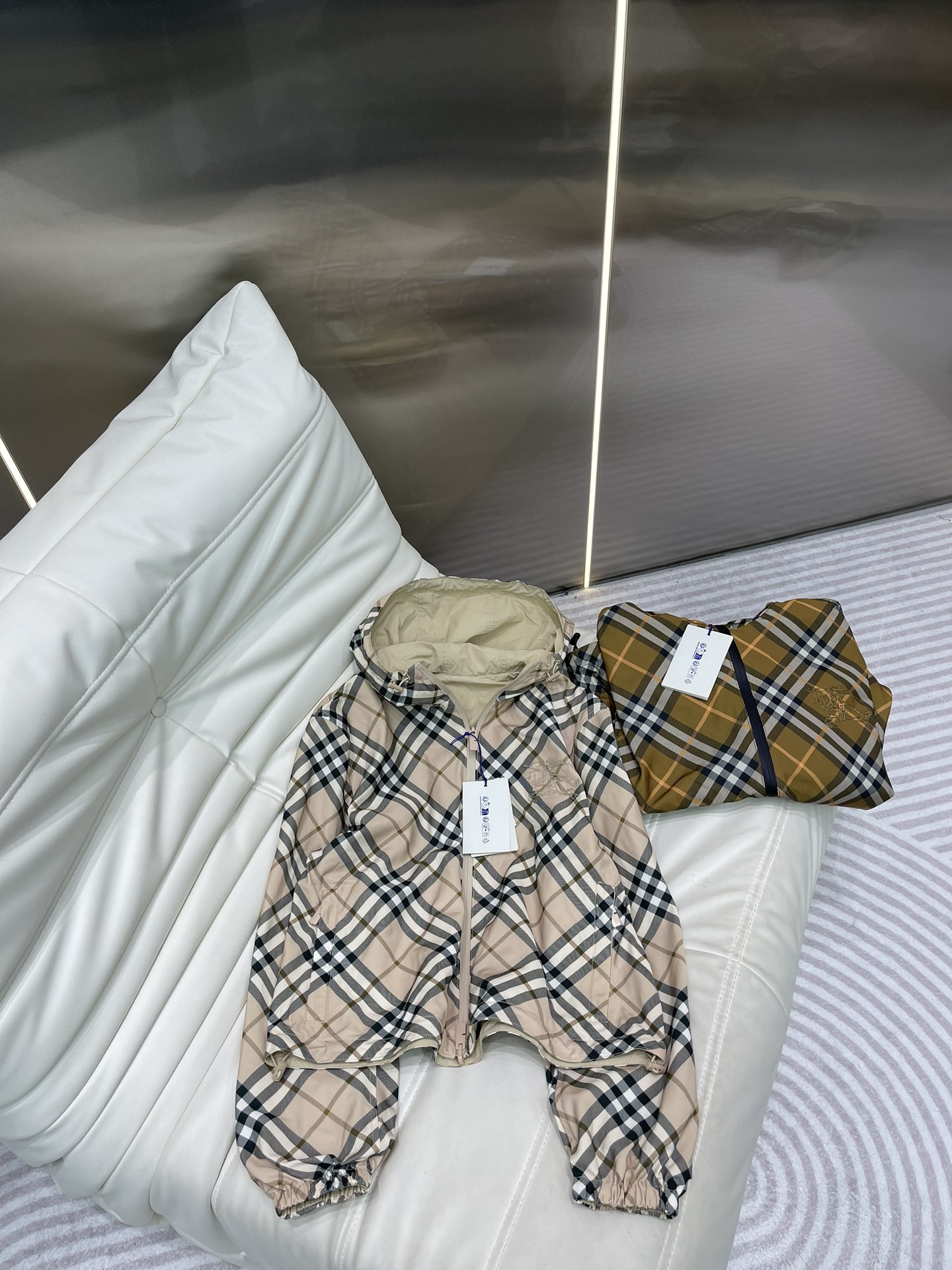 NO:314097,Burberr*25 new women's color-blocking twill waist-length jacket!  Double-sided wearable design!  Not only can it block the sun for you!  It will not allow ultraviolet rays to tan your skin, and it will be more perfect, breathable and quick-drying!  It can also protect you from rain and wind so that you are not afraid of traveling!  Lightweight jacket, made of Burberr* plaid twill fabric, paired with waist hem, decorated with Equestrian Knight logo (EKD) decals, for a casual style. Two-way zipper closure, elastic cuffs, zippered side pockets!  The jacket is also equipped with a hooded design, which not only increases practicality, but also makes you unique in fashion trends!  It can show its fashion charm whether it is daily leisure or outdoor sports!  S-XXL, burberry, jackets & coats, hats, alexander wang19860909Burberr*25新款女士拼色斜纹及腰短款外套！双面可穿设计！不仅能为你阻挡太阳！不让紫外线晒黑皮肤、更能完美透气速干！也能防雨防风让你无惧出行！轻盈外套,选用 Burberr* 格纹斜纹面料打造,搭配及腰衣摆,饰有马术骑士徽标（EKD）贴花,呈现休闲版型.双向拉链开合,弹性袖口,拉链侧袋！外套还配有连帽设计,不仅增加了实用性,更让您在时尚潮流中独树一帜！无论日常休闲还是户外运动都能展现时尚魅力！ 码数S-XXL,,burberry,jackets & coats,hats,alexander wang,Women's clothing