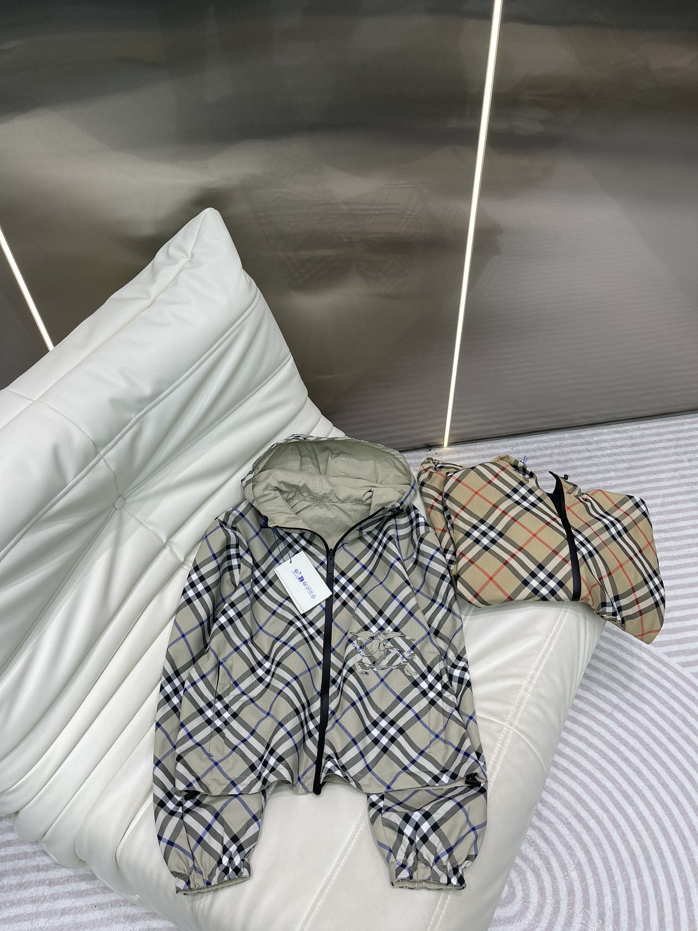 NO:314117,Burberr*25 new women's waist short double-sided two-faced plaid jacket!  Very recognizable and loose shoulder-down style design!  Not only can it block the sun for you!  It will not allow ultraviolet rays to tan your skin, and it will be more perfect, breathable and quick-drying!  It can also protect you from rain and wind so that you are not afraid of traveling!  Lightweight jacket, made of Burberr* plaid twill fabric, with solid nylon material on the back. It is matched with the hem of the waist, and is decorated with Equestrian Knight logo (EKD) decals, giving it a casual style. It has the needs of dressing and performance, and is fashionable and charming at all times. It can be matched very well and will not be outdated for no time to wear!  S-XXL, burberry, jackets & coats, alexander wang19860909Burberr*25新款女士及腰短款双面两穿格纹外套！极具辨识度搭配宽松落肩版型效果设计！不仅能为你阻挡太阳！不让紫外线晒黑皮肤、更能完美透气速干！也能防雨防风让你无惧出行！轻盈外套,选用 Burberr* 格纹斜纹面料打造,反面为纯色尼龙材质.搭配及腰衣摆,饰有马术骑士徽标（EKD）贴花,呈现休闲版型.更具备穿搭以及性能所需,时髦魅力极强时刻保持完美,可搭配度极高,穿多久都不会过时的经典单品！ 码数S-XXL,,burberry,jackets & coats,alexander wang,Women's clothing