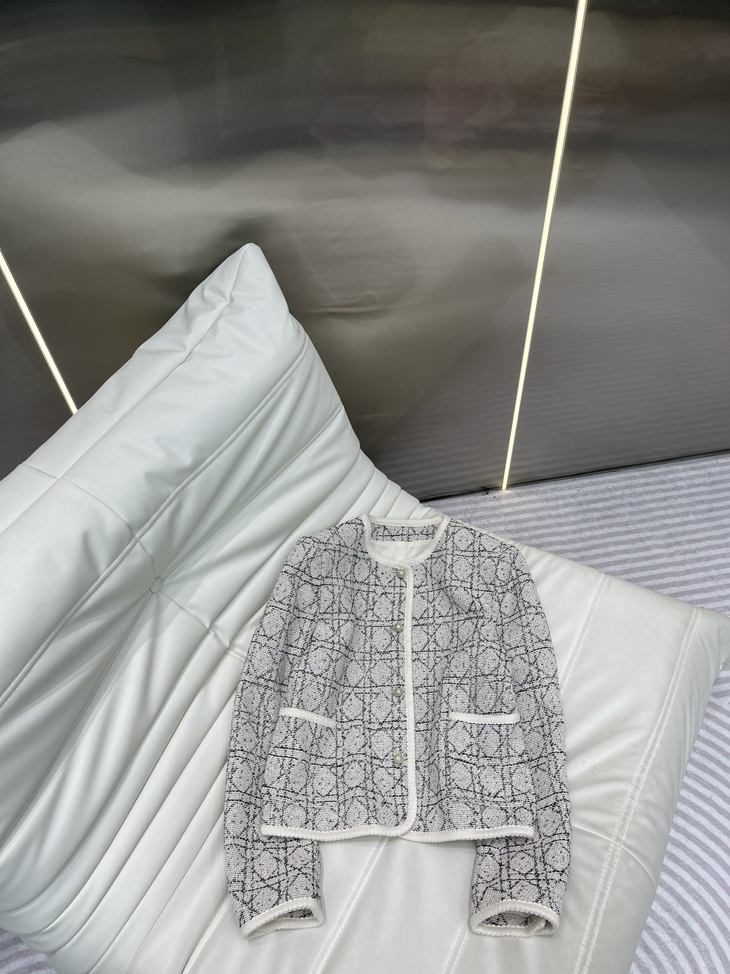 NO:316617,New product of coat Dio*25, classic long-sleeved braided jacket with skirt!  White, rich and beautiful must-have aging-reducing product, the original customized three-dimensional woven fabric is three-dimensional and wide!  Aging-reducing temperament, classic H-shaped upper body looks slim and tall!  Versatile and not picky about people, high-end black and white tune French elegant temperament, pure hand-made edge wrapping, perfect workmanship and quality to look at details!  ,dior,skirts,jackets & coats,alexander wang19860909外套Dio*25新品,戴妃藤格纹经典长袖编织外套搭配半裙！白富美必入减龄单品,原版开发定制立体编织面料立体挺阔！减龄气质经典H版型上身显瘦又高挑！百搭不挑人高级黑白调法式优雅气质,纯手工包边工艺,完美做工品质看细节！,,dior,skirts,jackets & coats,alexander wang,Women's clothing