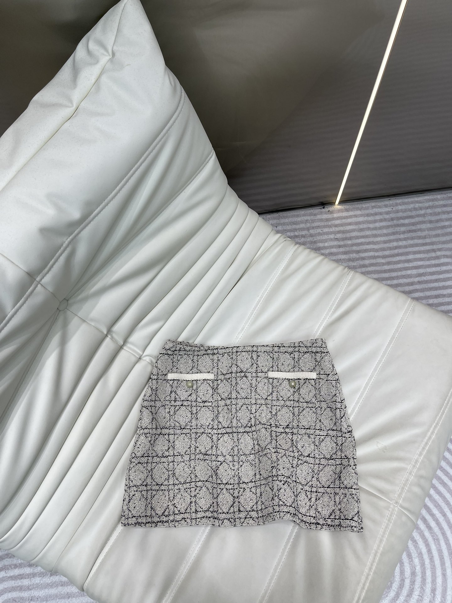 NO:316620,Dio*25 new product, classic long-sleeved braided jacket with skirt!  White, rich and beautiful must-have aging-reducing product, the original customized three-dimensional woven fabric is three-dimensional and wide!  Aging-reducing temperament, classic H-shaped upper body looks slim and tall!  Versatile, not picky, high-end black and white French elegant temperament, pure hand-made edge-packing craftsmanship, perfect workmanship quality, dior, skirts, jackets & coats, alexander wang19860909Dio*25新品,戴妃藤格纹经典长袖编织外套搭配半裙！白富美必入减龄单品,原版开发定制立体编织面料立体挺阔！减龄气质经典H版型上身显瘦又高挑！百搭不挑人高级黑白调法式优雅气质,纯手工包边工艺,完美做工品质看细,,dior,skirts,jackets & coats,alexander wang,Women's clothing