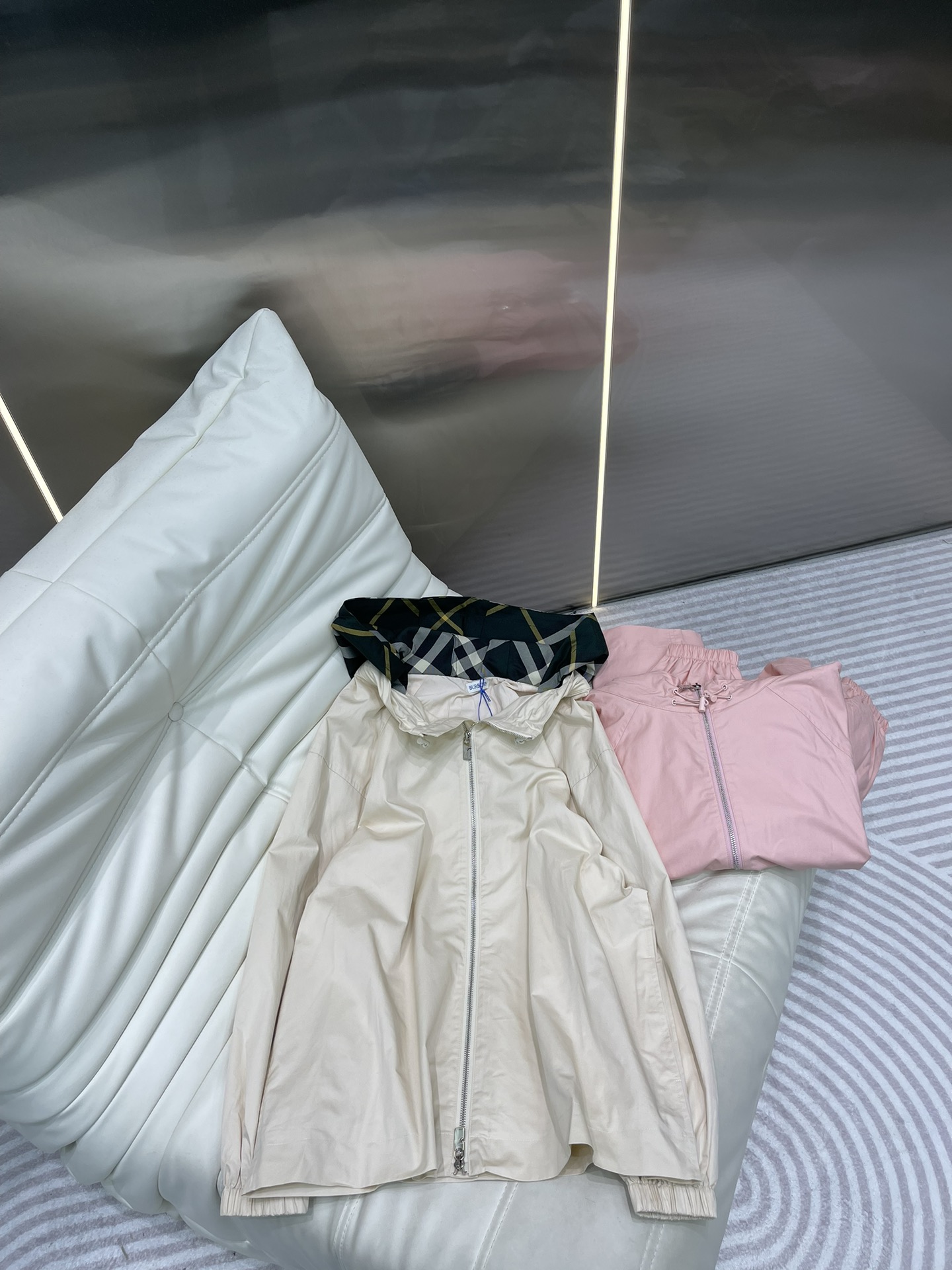 NO:314121,Burberr*25 new spliced ​​plaid hooded Gabadian snow coat!  Lightweight hooded jacket, made of nylon fabric, designed with adjustable drawstring hood and double zipper design!  The hat adopts a plaid splicing design. The loose style is more suitable for the ov style, perfectly improving the overall casual feeling and perfectly demonstrating the presence of the BUR brand. It is highly recognizable and matched with the classic regular style design. The upper body naturally has the beauty of generosity and simplicity, setting off the exquisite and stylish high-end atmosphere!  Both the recognition and the sexy are very good!  Easy outfit to show the young lady’s pursuit of fashion!  !  S-XXL, burberry, jackets & coats, jackets & coats, hats, alexander wang19860909Burberr*25新款拼接格纹连帽嘎巴甸风雪大衣！轻便的连帽夹克外套,选用由尼龙面料制成,设计有可调式抽绳连帽以及双拉链设计！帽子采用格纹拼接设计.宽松版型更适合ov风格,完美提高整体休闲感、完美的彰显了BUR品牌的存在感,极具辨识度搭配经典的常规版型落设计.上身自然而然的具备那种大方简约之美,衬托出精致有型的高档气息感！无论辨识度还是个性感都是非常的到位！轻松穿搭出小姐姐对于时尚的追求！！ 码数S-XXL,,burberry,jackets & coats,jackets & coats,hats,alexander wang,Women's clothing