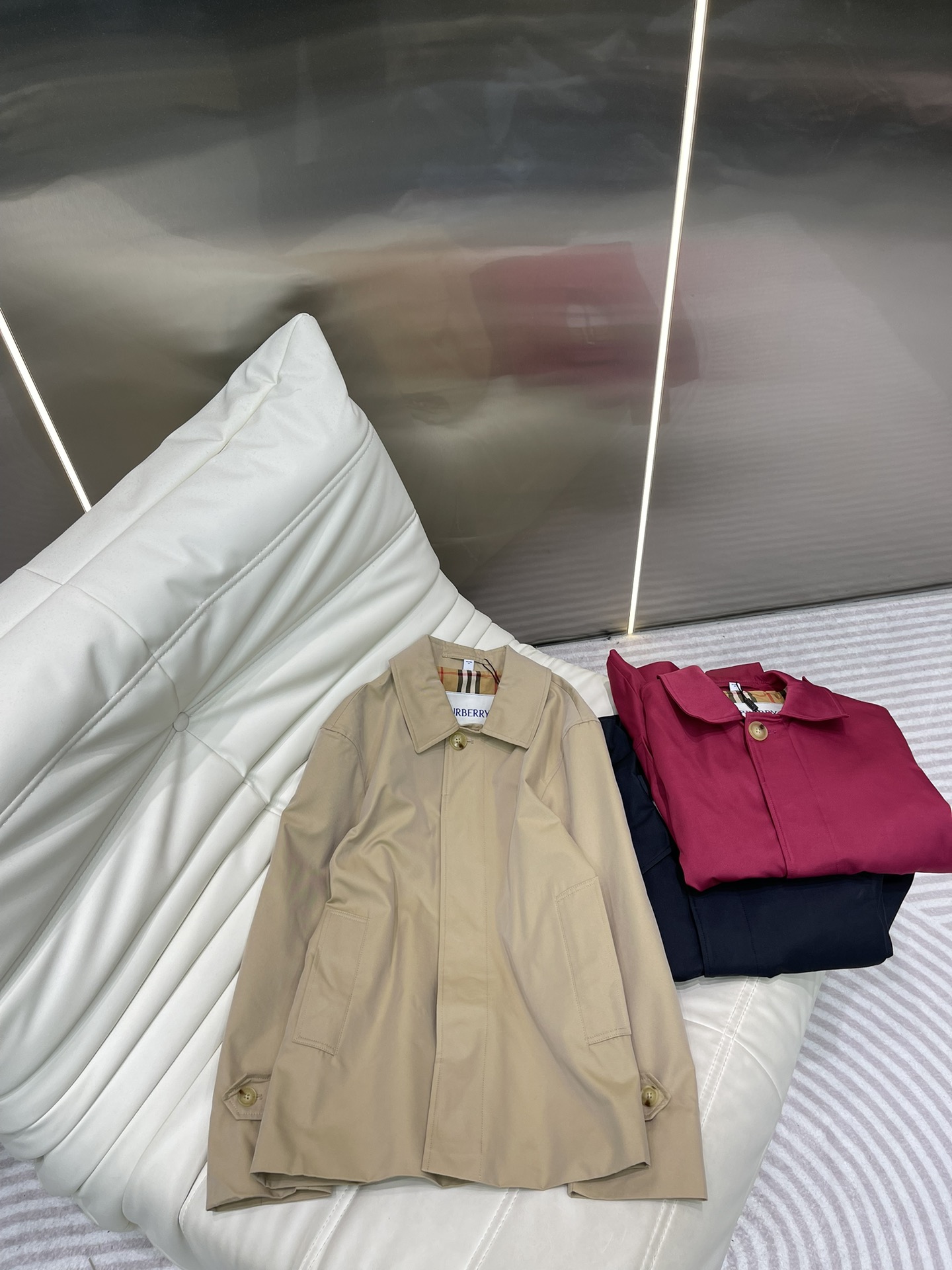 NO:314109,Burberr*25 new women's single-breasted casual lapel short lightweight windbreaker, classic style and high-quality fabrics to highlight quality and style. The short style is more neat and can lengthen the leg lines, allowing you to have long legs instantly. It is simply amazing with the design of the Polo collar, simple and elegant without losing the sense of fashion. Whether it is daily outing or working outfits, it can easily hold the scene. A must-have for early autumn outfits!  S-XXL, burberry, alexander wang19860909Burberr*25新款女款单排扣休闲翻领短款轻便风衣,经典的款式搭配优质的面料,彰显品质与格调.短款的版型更显利落,能拉长腿部线条,让你瞬间拥有大长腿.简直太绝了Polo领的设计,简约大气又不失时尚感.无论是日常出街还是职场穿搭,它都能轻松 hold 住场面.早秋穿搭必备款！ 码数S-XXL,,burberry,alexander wang,Women's clothing