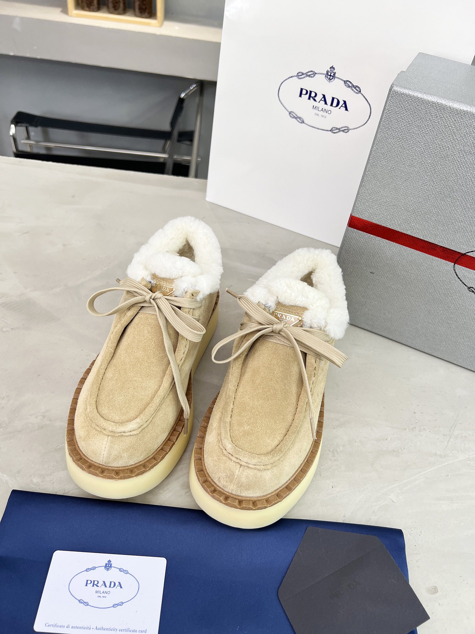 NO:489482,Pujia reprint launches the original 1:1 replica, high-quality shipment, thick-soled wool shoes fashionable catwalk, shoes are super warm and light, the shoe shape is super charm, 100% comfortable, worth owning. Outsole original PU sole, high mercerized beef velvet upper, full real wool inside, real wool footbed, size 35-40, loafers, fur shoes, prada, loafers19860909普家重版推出原版1:1复刻、高品质出货、厚底羊毛鞋时尚走秀款、鞋子上脚超暖和、轻便,鞋型韵味超赞、舒适度百分百、值得拥有. 大底原版PU大底 鞋面高丝光牛反绒 内里全真羊毛 垫脚真羊毛 码数35-40,乐福鞋毛毛鞋,prada,loafers,Women's Shoes