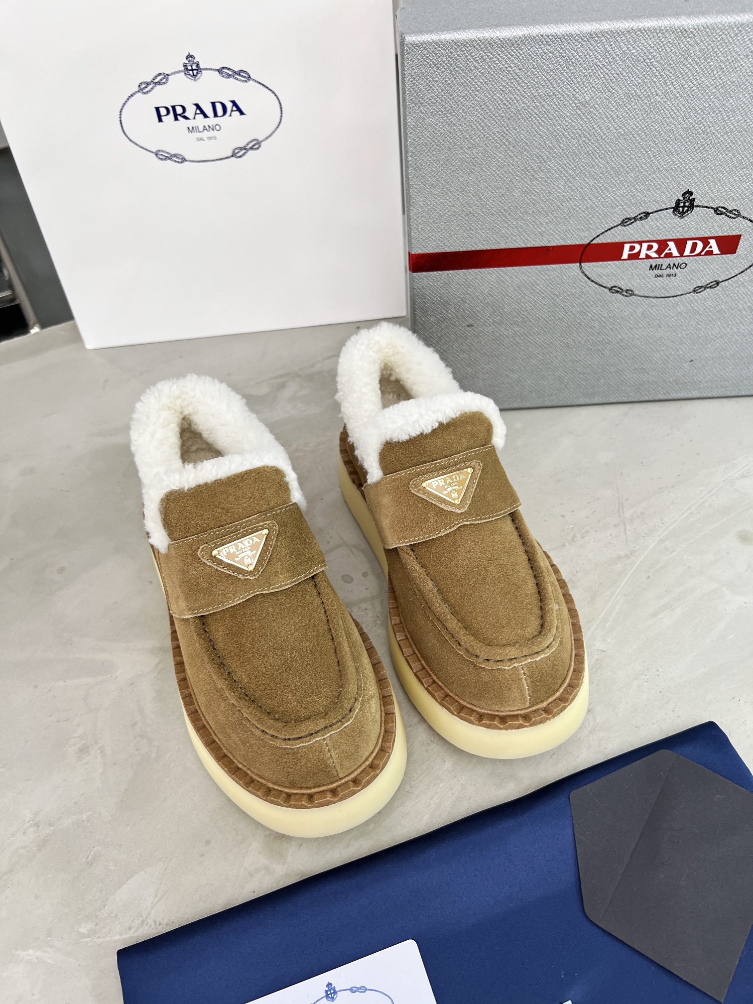 NO:562331,Pujia has re-released the original 1:1 replica, high-quality shipping, fashionable catwalk style thick-soled wool shoes. The shoes are super warm and light on the feet. The shoes have a great style and are 100% comfortable. They are worth owning. Original PU outsole, upper with high mercerized cow suede, lining with real wool, foot pads with real wool, code number 35-40, loafers, prada, loafers19860909普家重版推出原版1:1复刻、高品质出货、厚底羊毛鞋时尚走秀款、鞋子上脚超暖和、轻便,鞋型韵味超赞、舒适度百分百、值得拥有. 大底原版PU大底 鞋面高丝光牛反绒 内里全真羊毛 垫脚真羊毛 码数35-40,乐福鞋毛毛鞋,prada,loafers,Women's Shoes