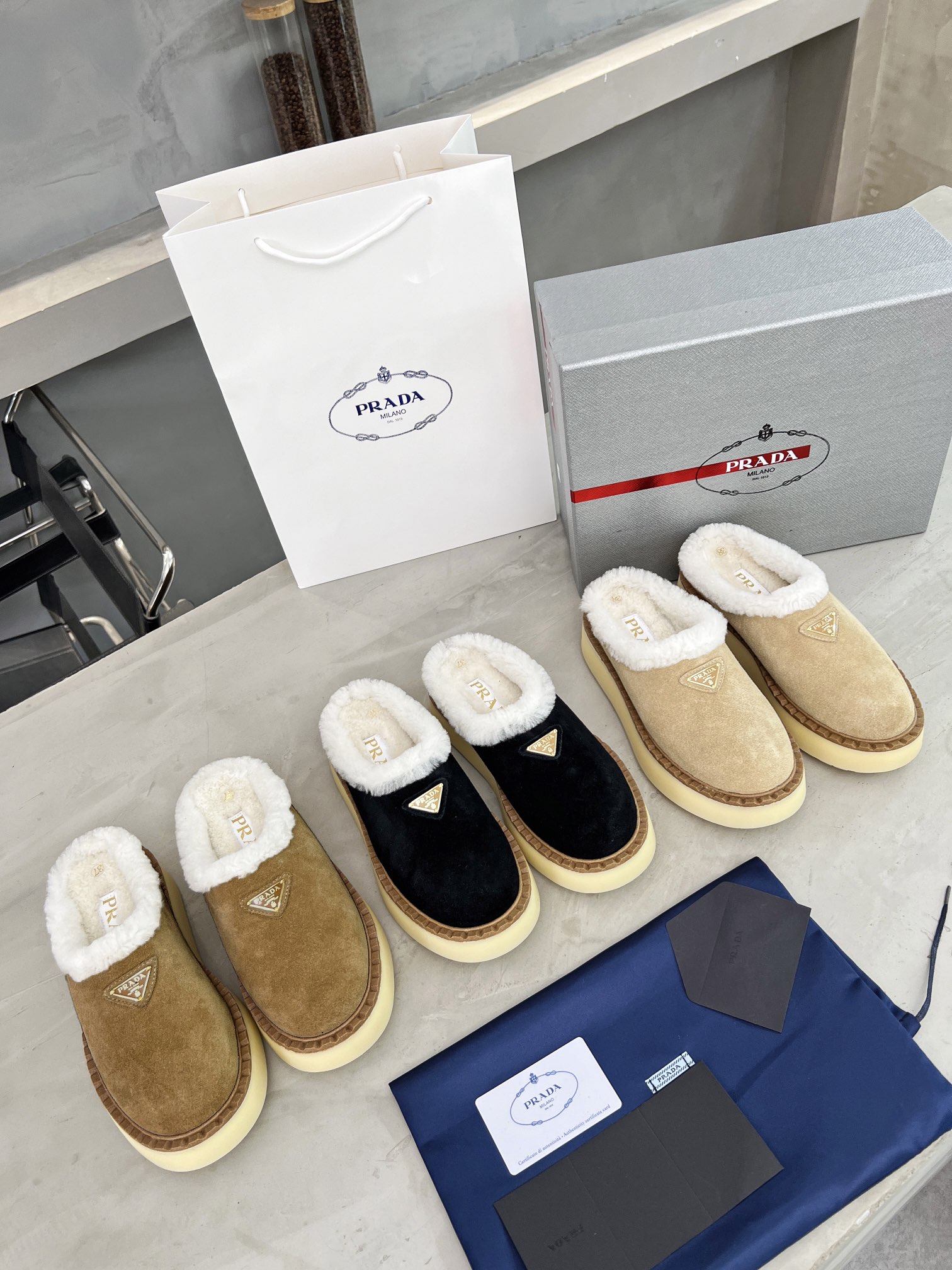 NO:574545,No profit at real price!  Prada has re-released the original 1:1 replica, high-quality shipping, fashionable catwalk style thick-soled wool shoes. The shoes are super warm and light on the feet. The shoes have great charm and are 100% comfortable. They are worth owning. Original PU outsole, high mercerized cow suede upper, all real wool lining, real wool padding, code number 35-40, prada19860909实价不让利！普拉达家重版推出原版1:1复刻、高品质出货、厚底羊毛鞋时尚走秀款、鞋子上脚超暖和、轻便,鞋型韵味超赞、舒适度百分百、值得拥有. 大底原版PU大底 鞋面高丝光牛反绒 内里全真羊毛 垫脚真羊毛 码数35-40,,prada,Men's shoes